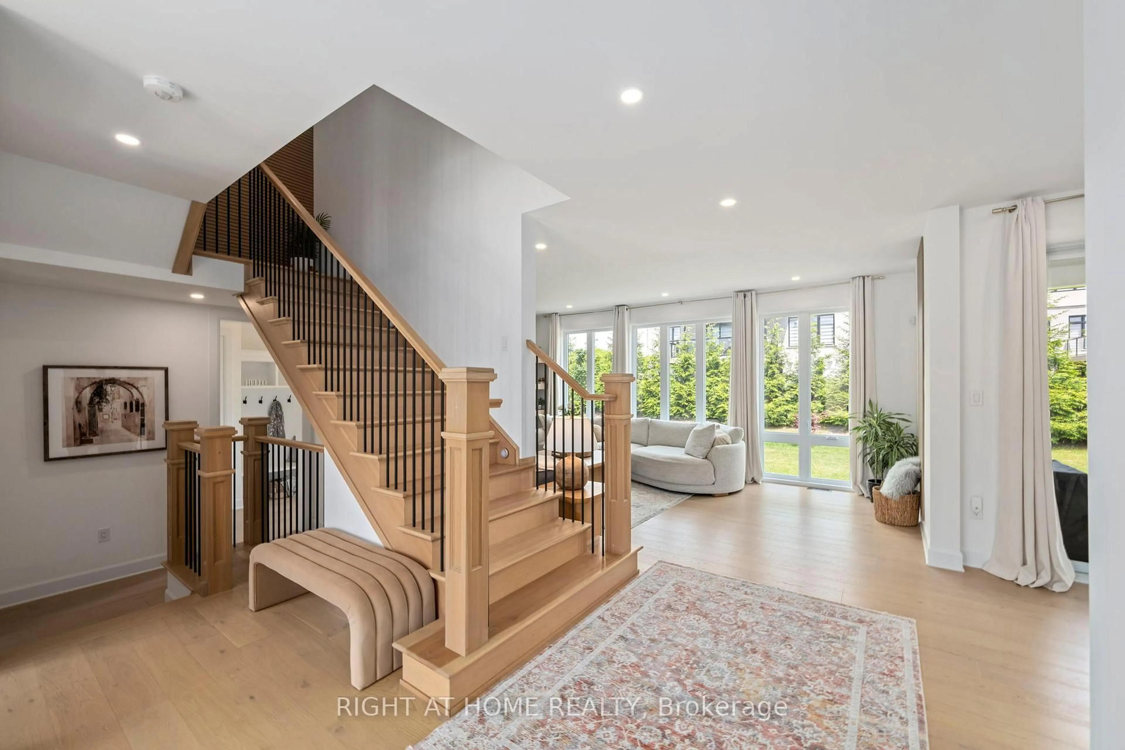 Indoor entryway for 372 Manhattan Dr, London South Ontario N6K 0L5