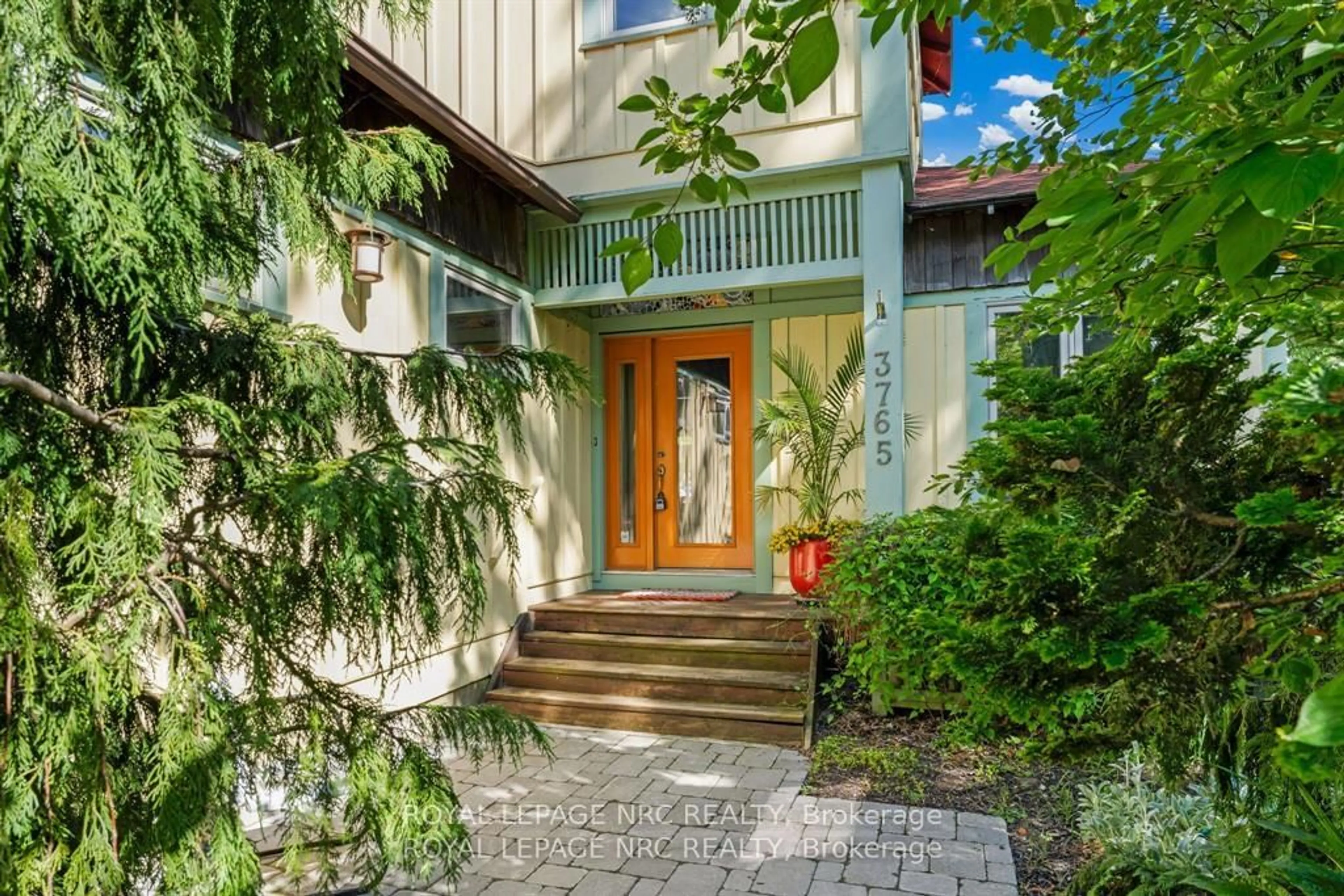 Indoor entryway for 3765 Crystal Beach Dr, Fort Erie Ontario L0S 1B0