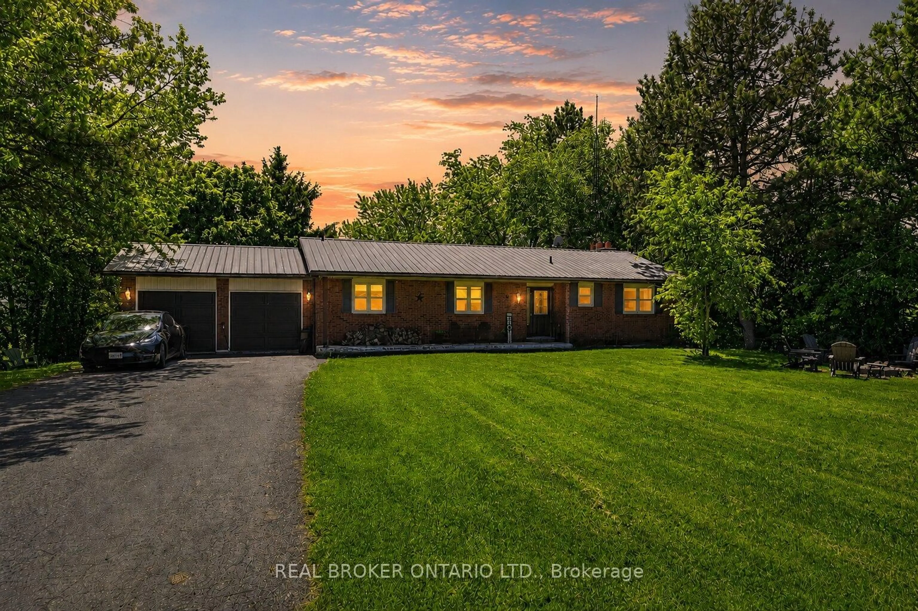 A pic from outside/outdoor area/front of a property/back of a property/a pic from drone, street for 6543 Chippewa Rd, Hamilton Ontario L0R 1W0