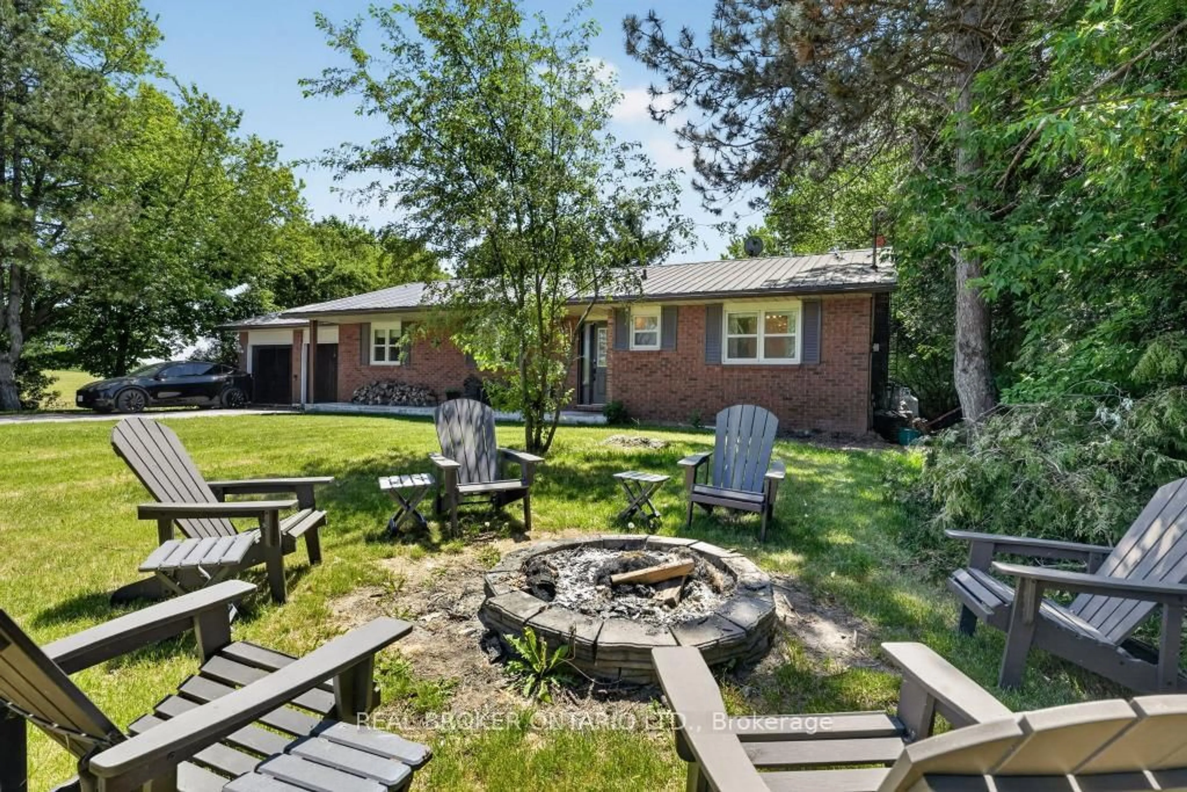 Patio, street for 6543 Chippewa Rd, Hamilton Ontario L0R 1W0