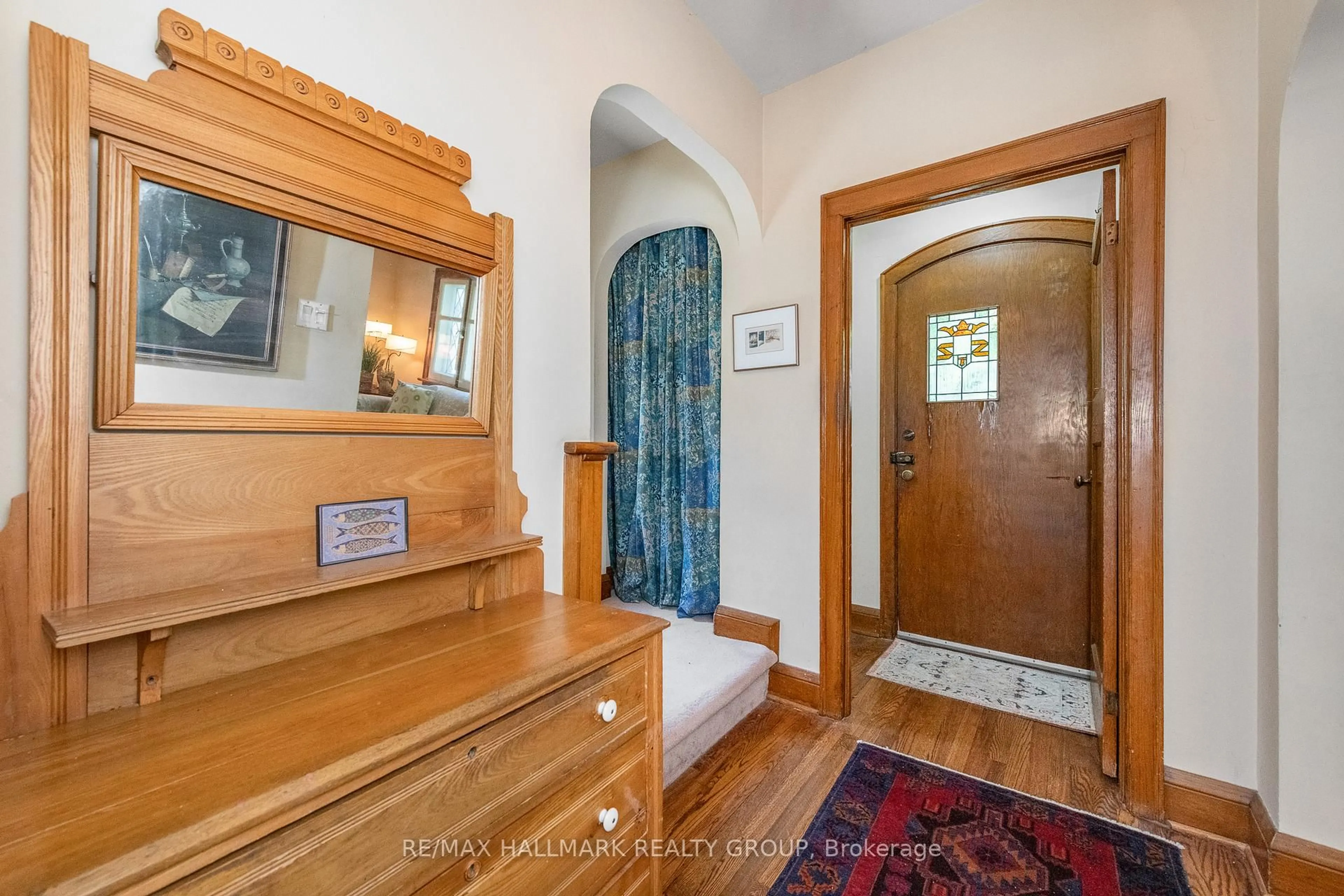 Indoor entryway for 68 Kenora St, Ottawa Ontario K1Y 3L1