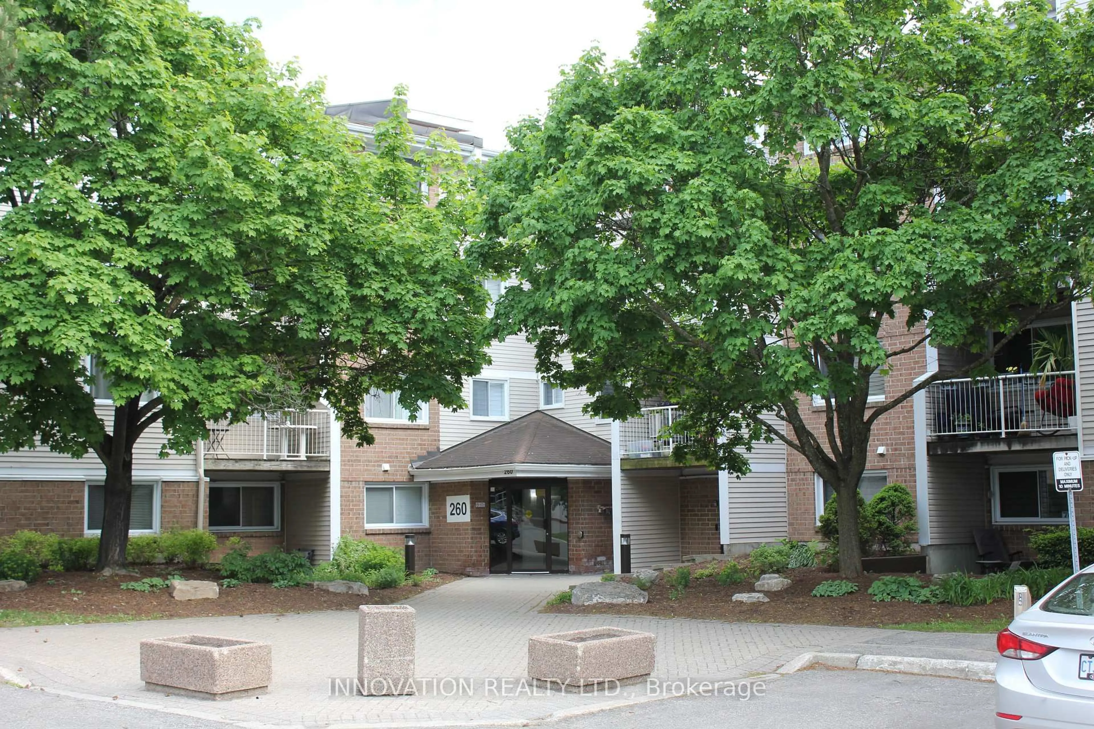 Indoor foyer for 260 Brittany Dr #203, Ottawa Ontario K1K 4M2