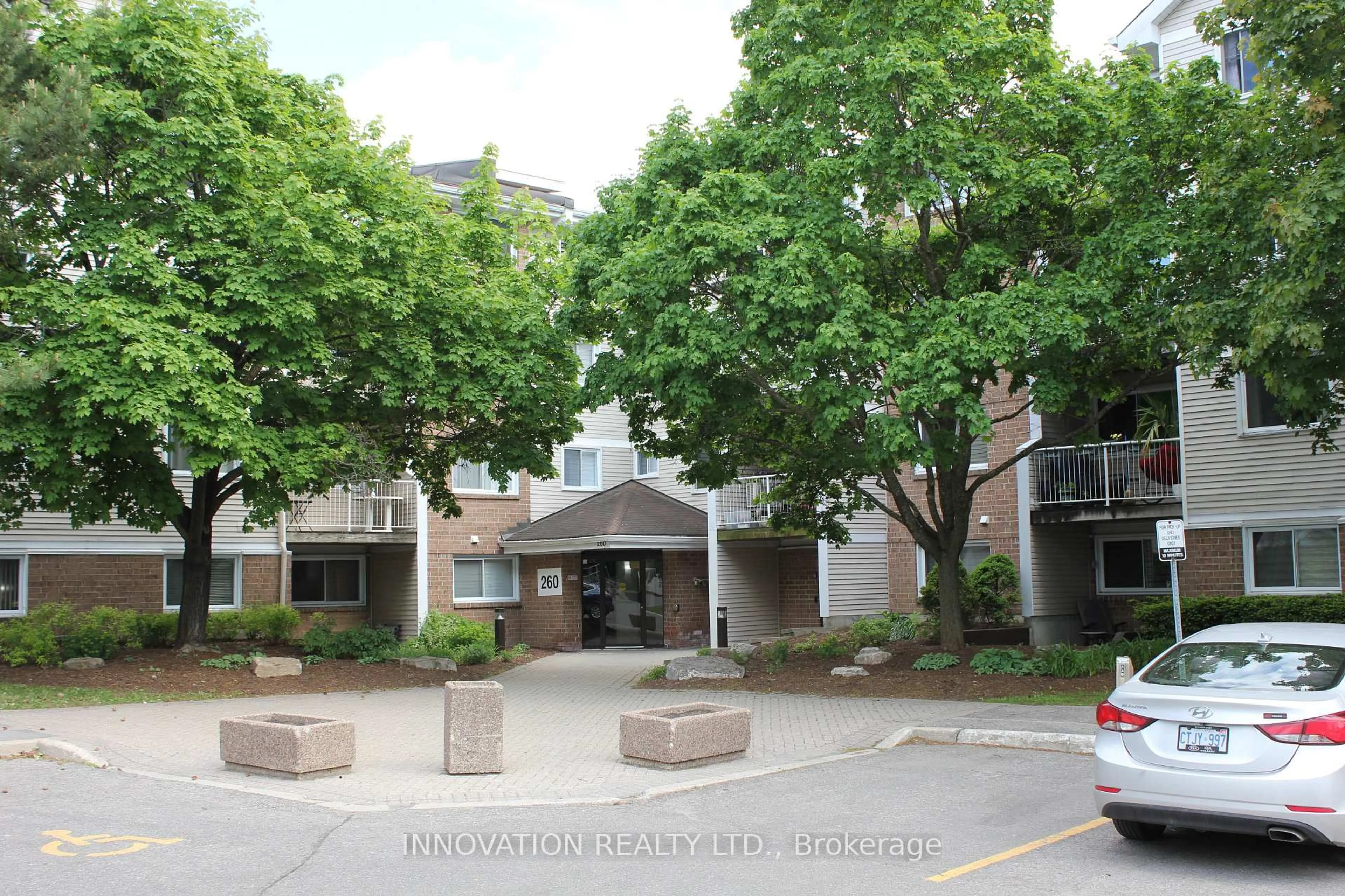 Indoor foyer for 260 Brittany Dr #203, Ottawa Ontario K1K 4M2