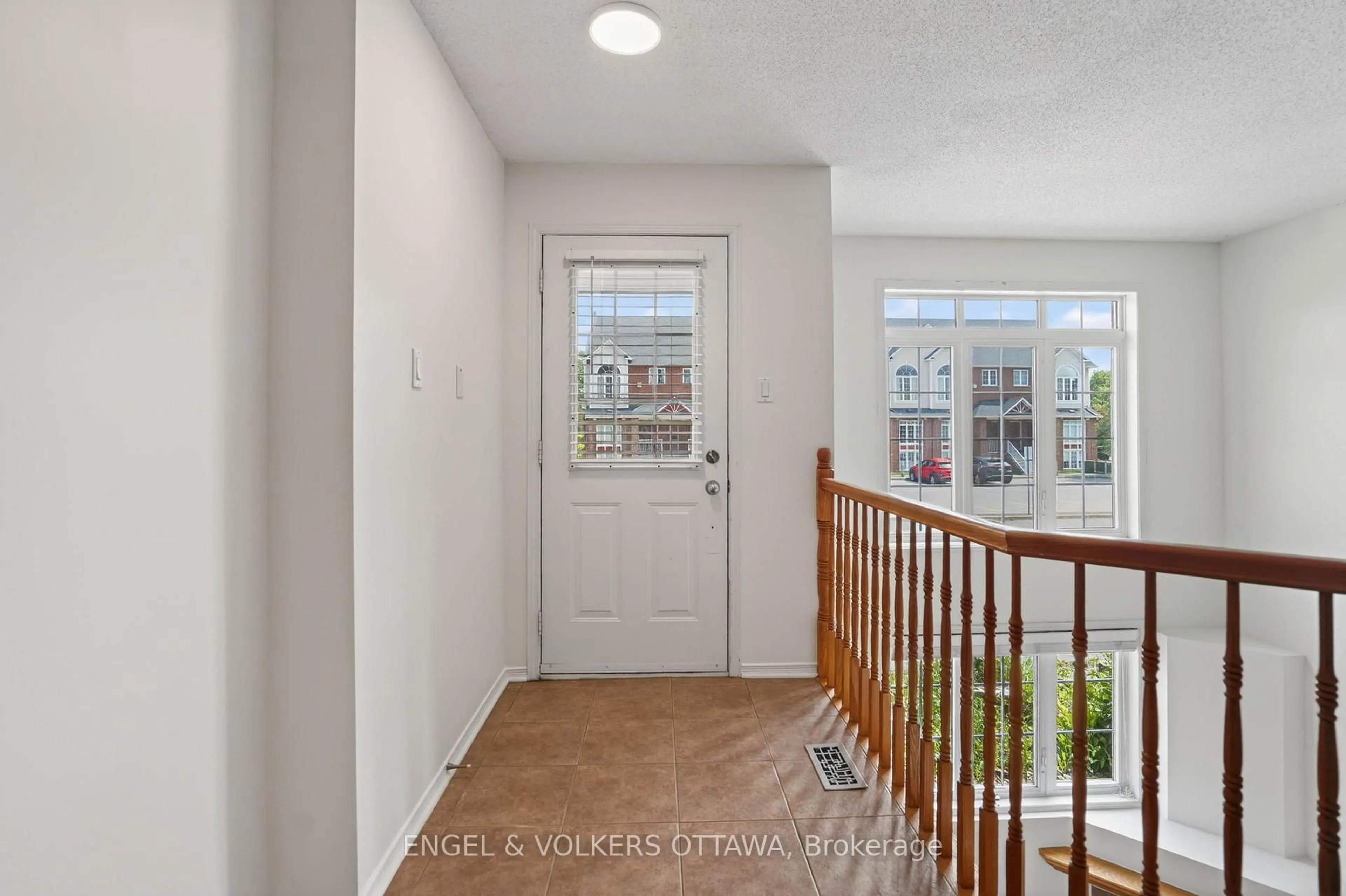 Indoor entryway for 70 Edenvale Dr #157, Ottawa Ontario K2K 3N7