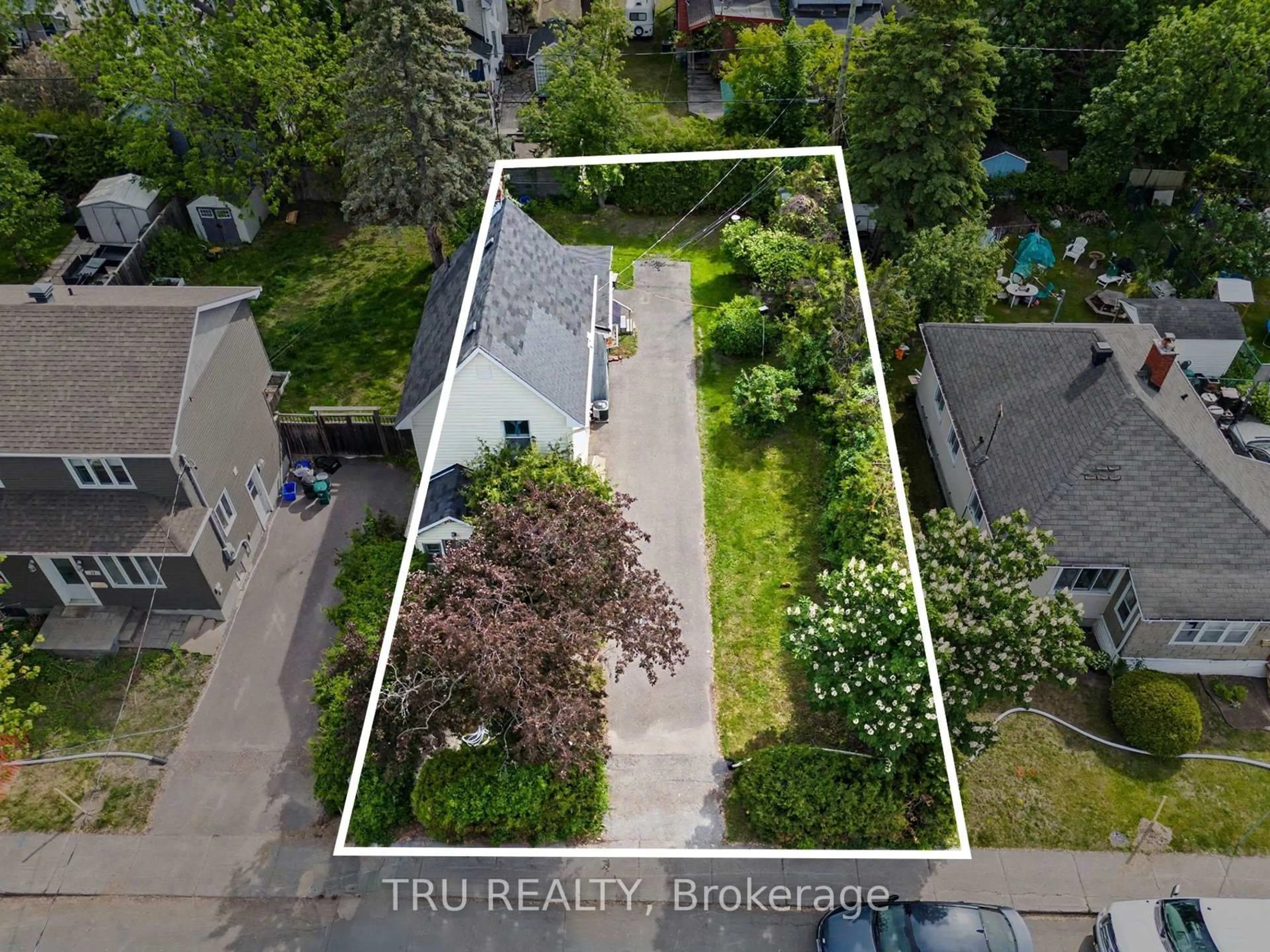 A pic from outside/outdoor area/front of a property/back of a property/a pic from drone, street for 23 Anna Ave, Ottawa Ontario K1Z 7T5