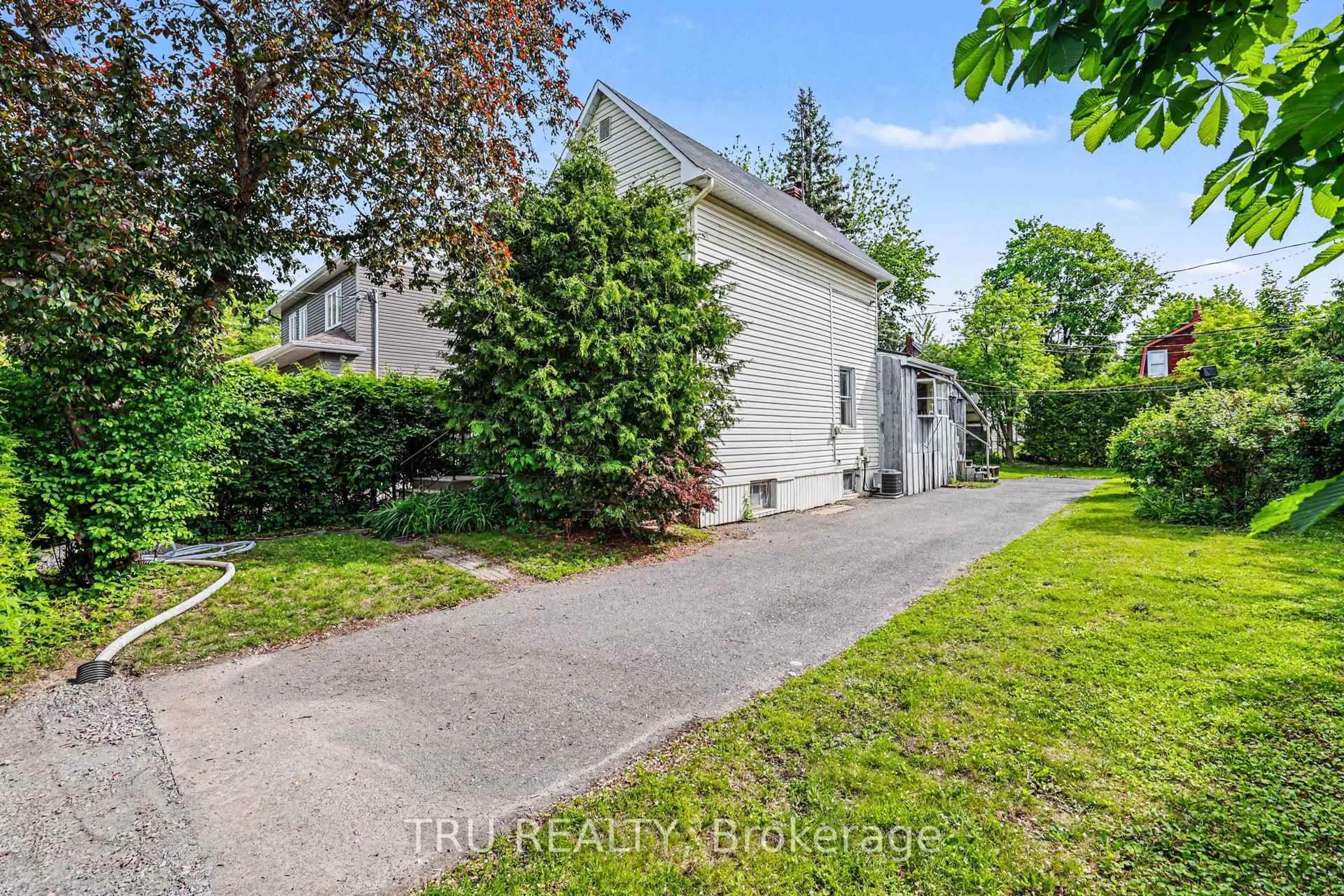 A pic from outside/outdoor area/front of a property/back of a property/a pic from drone, street for 23 Anna Ave, Ottawa Ontario K1Z 7T5