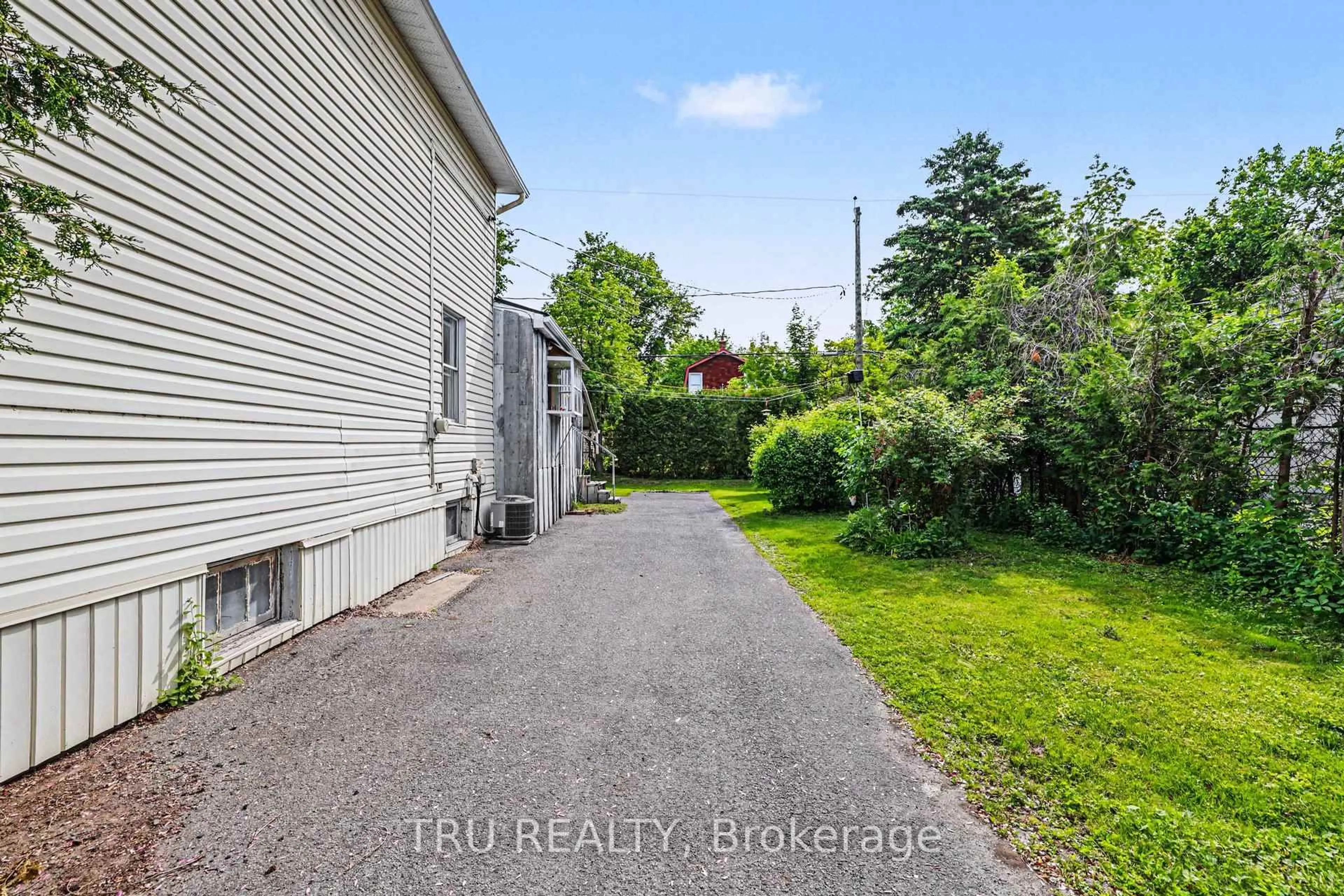 A pic from outside/outdoor area/front of a property/back of a property/a pic from drone, street for 23 Anna Ave, Ottawa Ontario K1Z 7T5