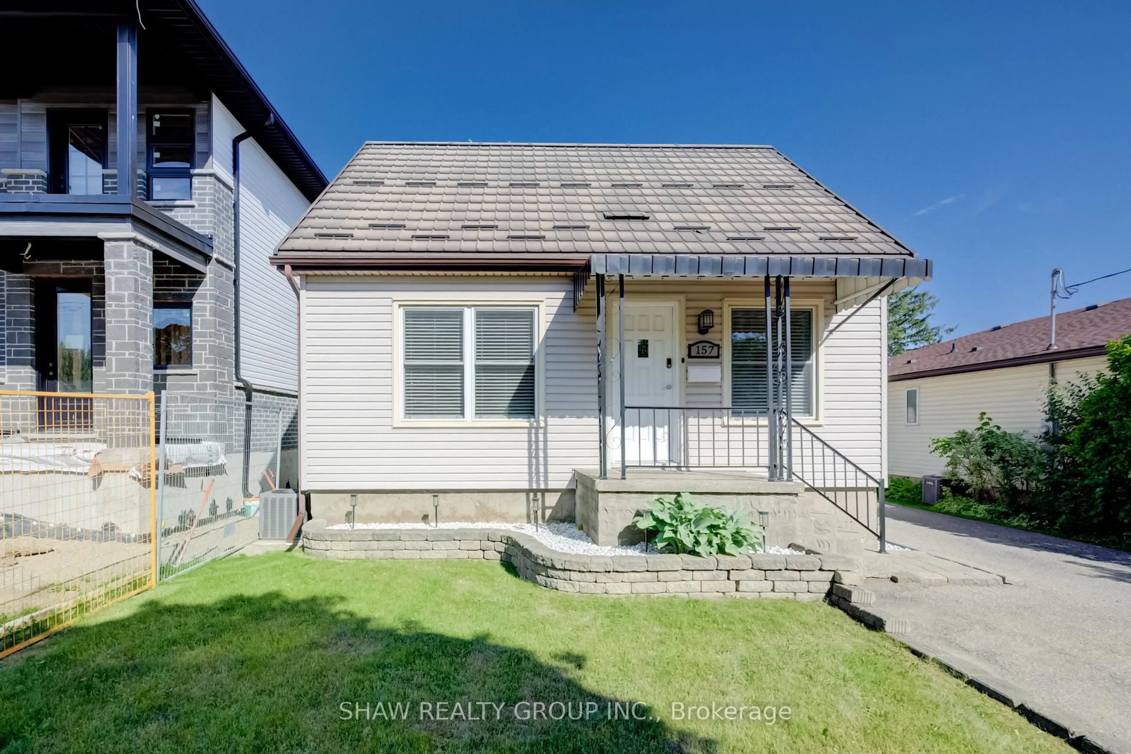 A pic from outside/outdoor area/front of a property/back of a property/a pic from drone, street for 157 Fifth Ave, Kitchener Ontario N2C 1P6