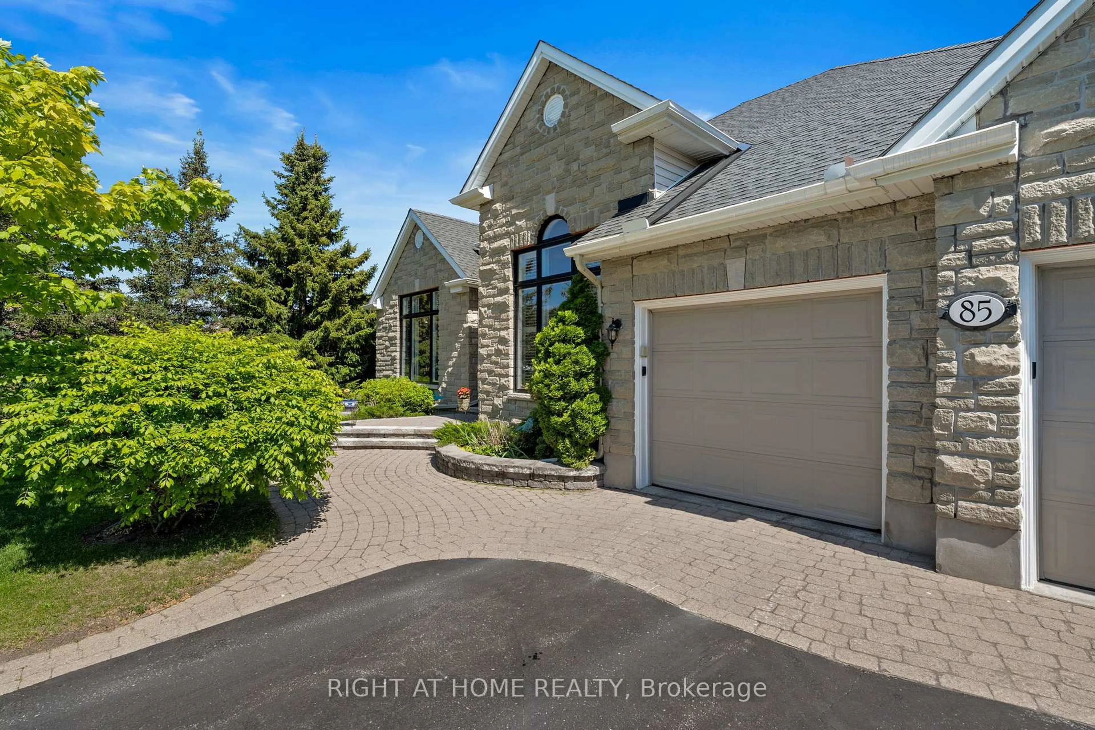 A pic from outside/outdoor area/front of a property/back of a property/a pic from drone, street for 85 BRIGHTSIDE Ave, Ottawa Ontario K2S 1K2