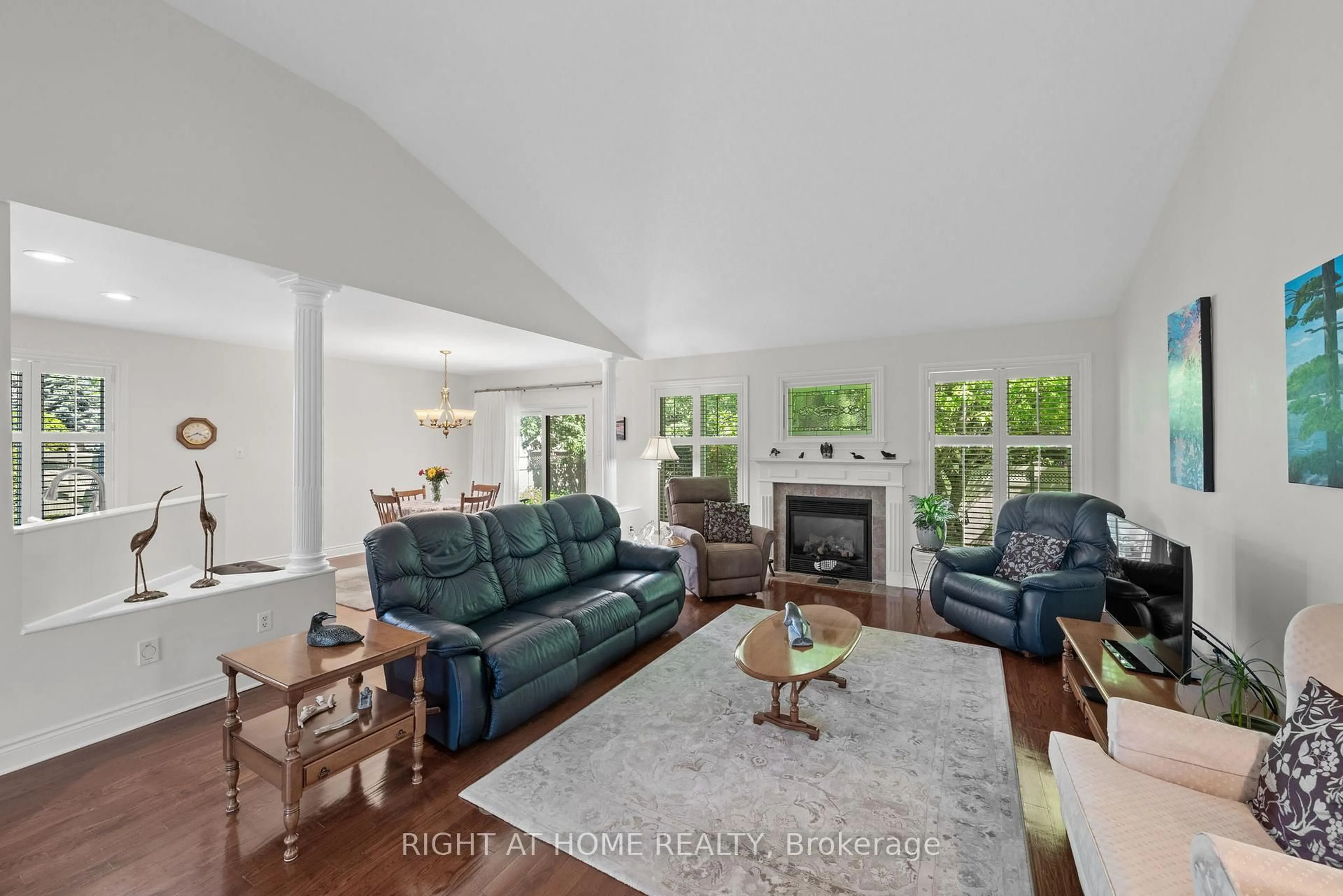 Living room with furniture, unknown for 85 BRIGHTSIDE Ave, Ottawa Ontario K2S 1K2