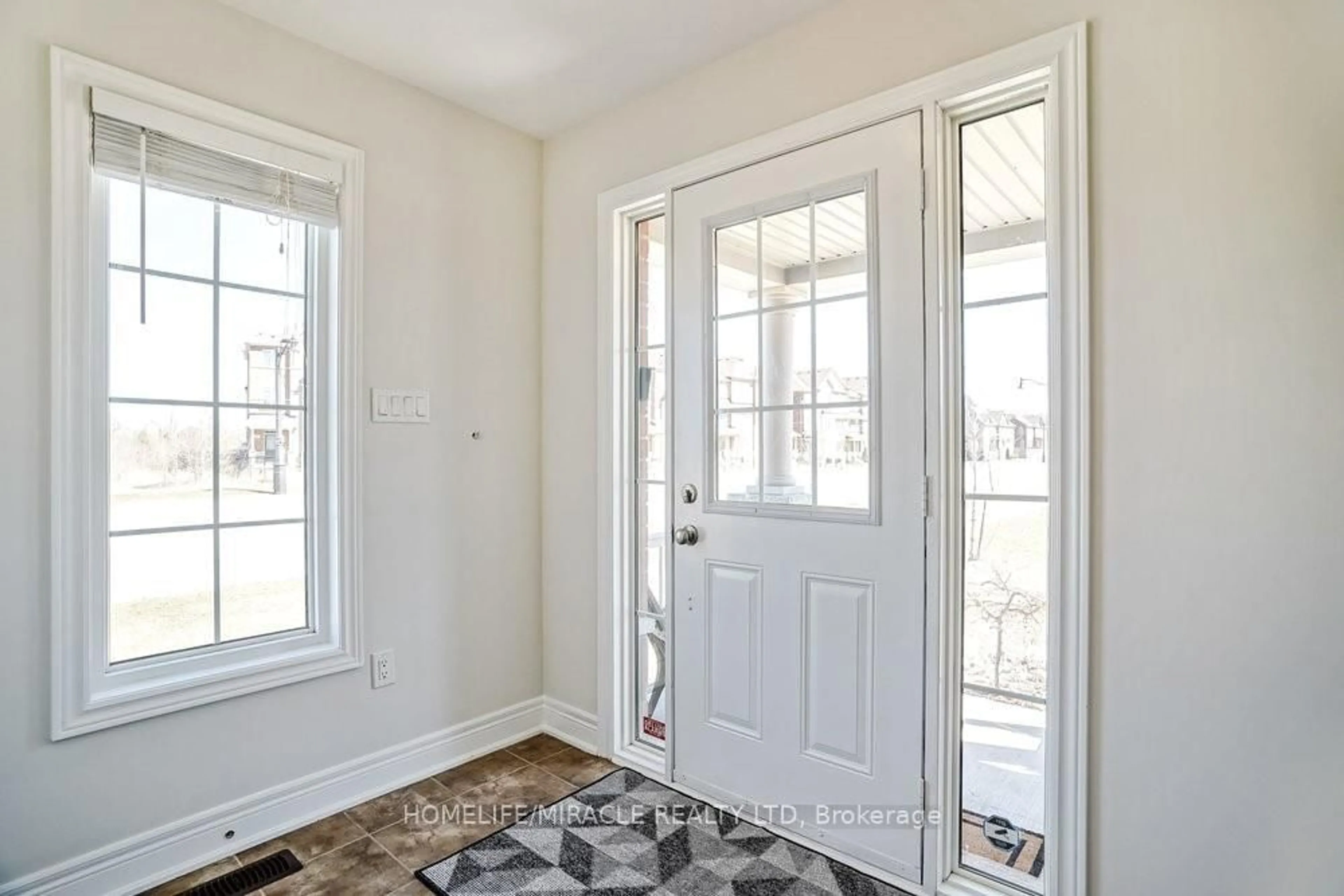 Indoor entryway for 15 Mcphail Pl, Hamilton Ontario L8B 0R5