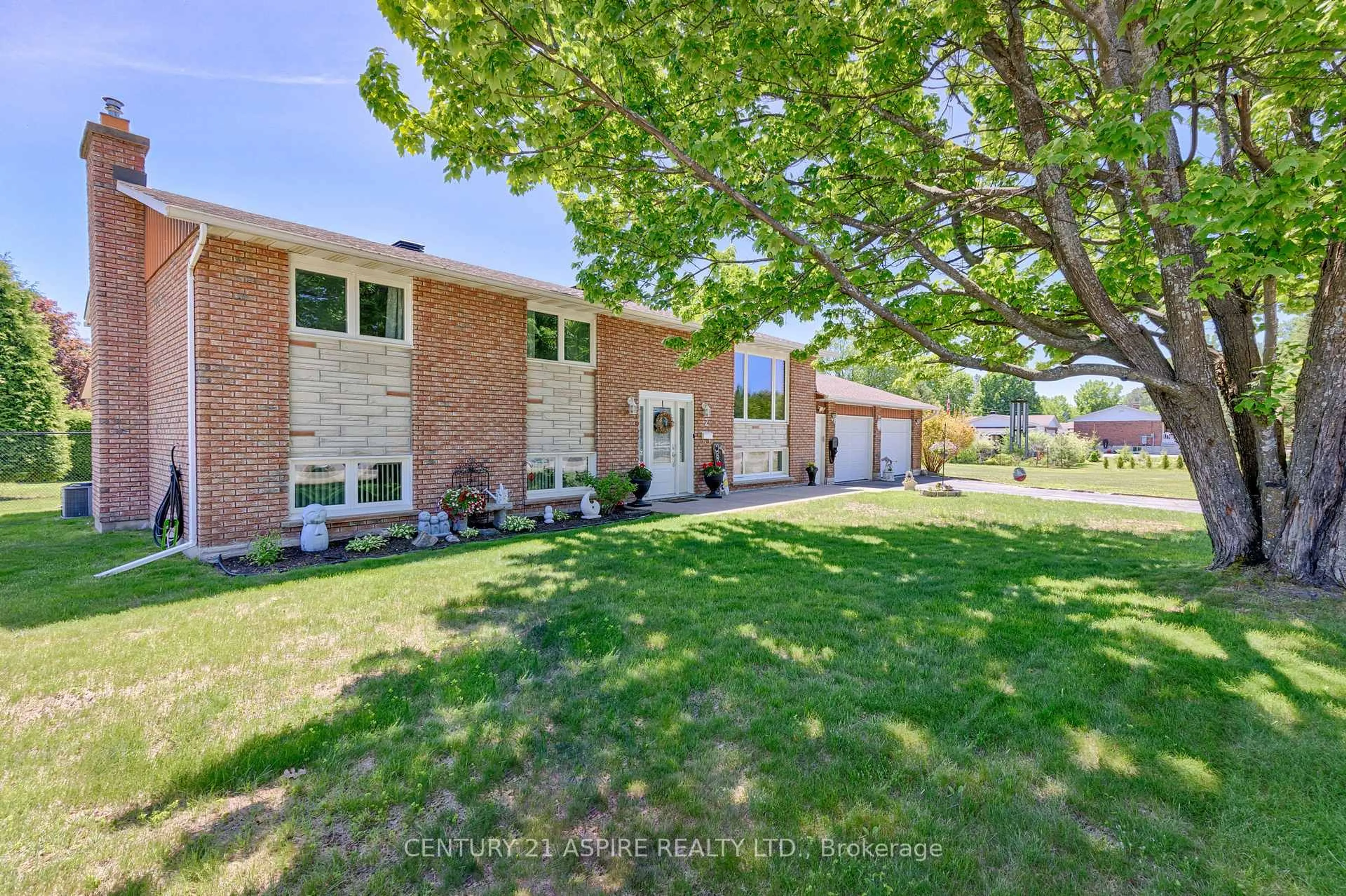 A pic from outside/outdoor area/front of a property/back of a property/a pic from drone, street for 2 Doris St, Pembroke Ontario K8A 7V1