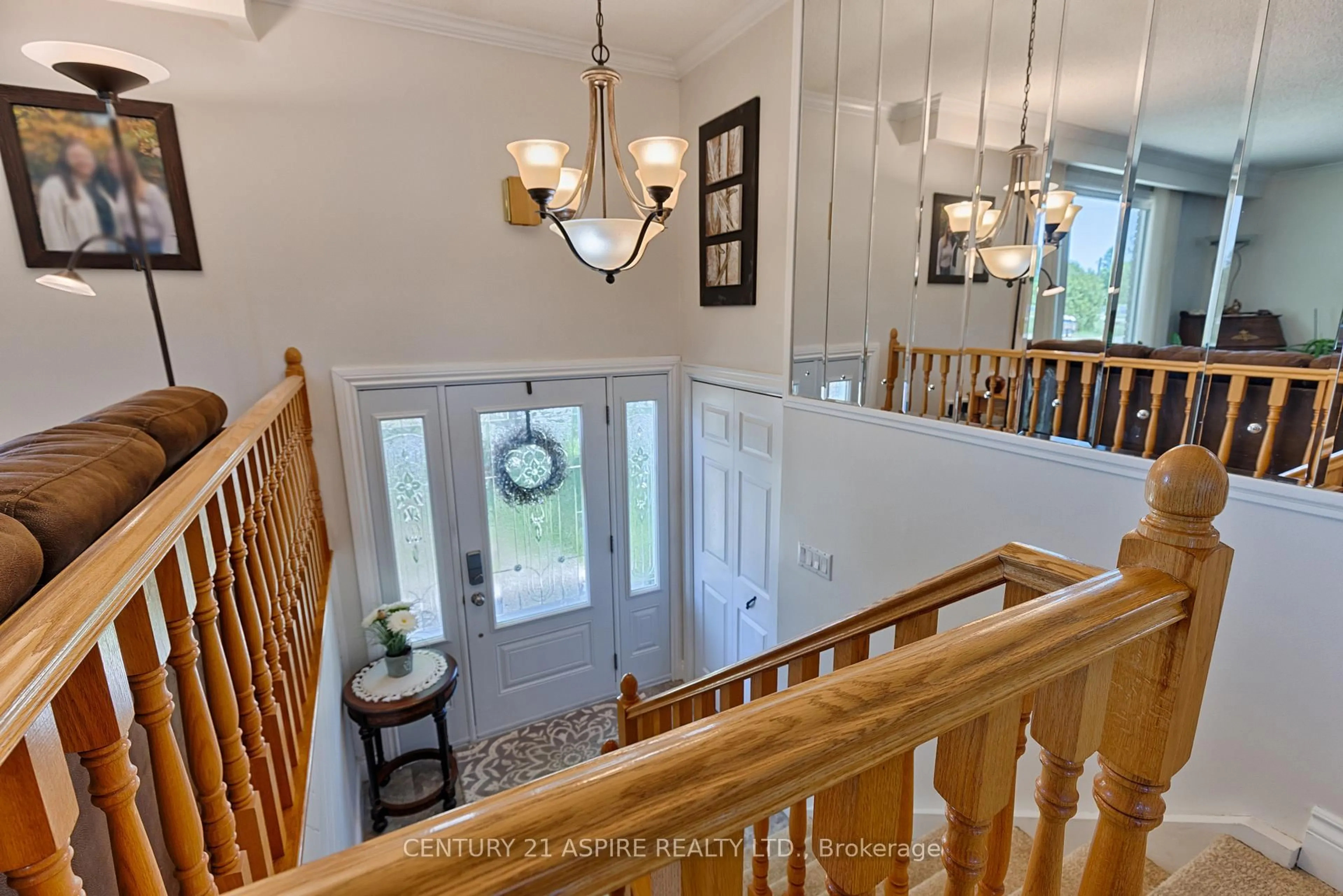 Indoor foyer for 2 Doris St, Pembroke Ontario K8A 7V1