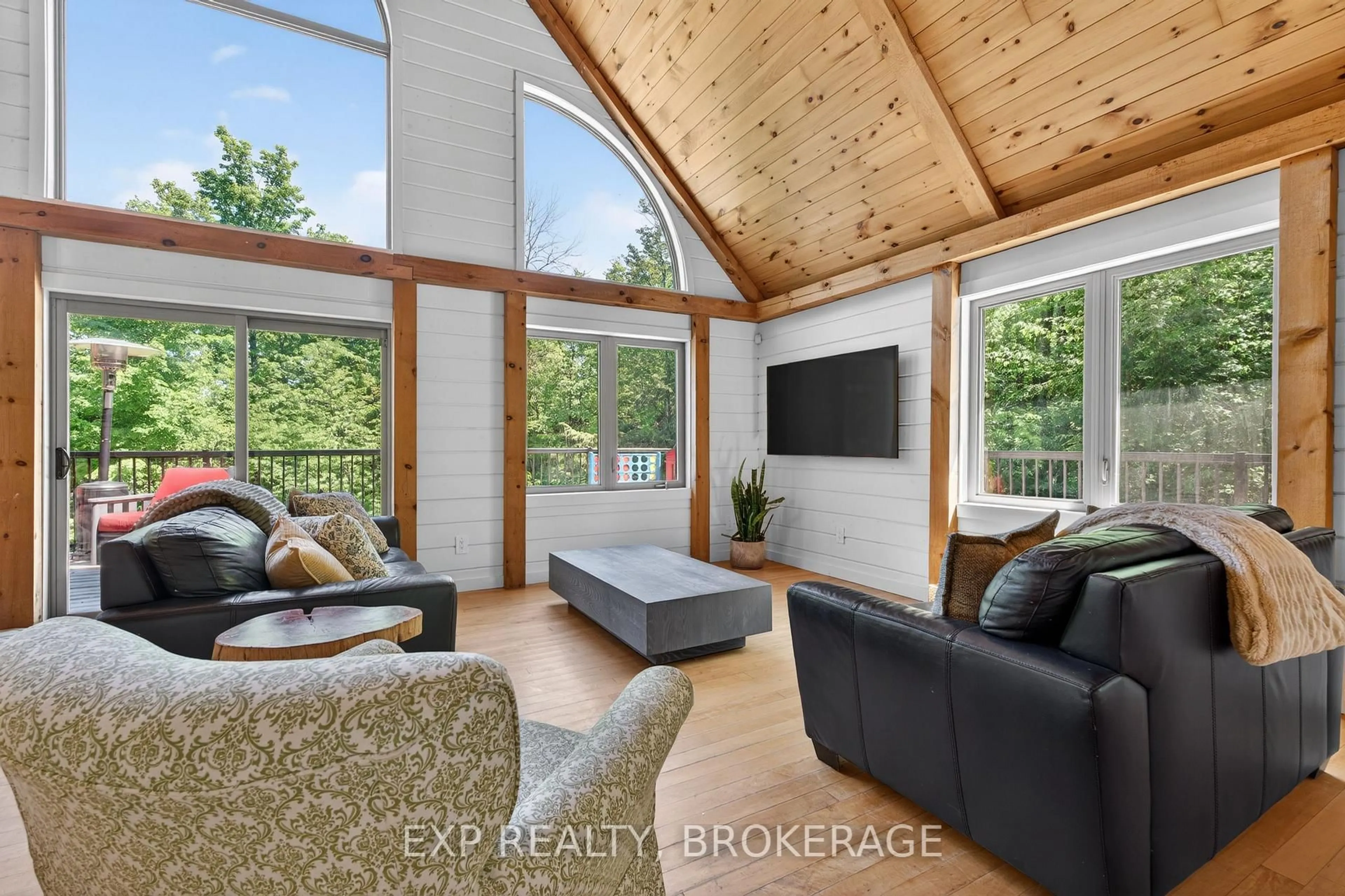 Living room with furniture, wood/laminate floor for 1210 RICHARD BRANNIGAN Tr, Godfrey Ontario K0H 1T0