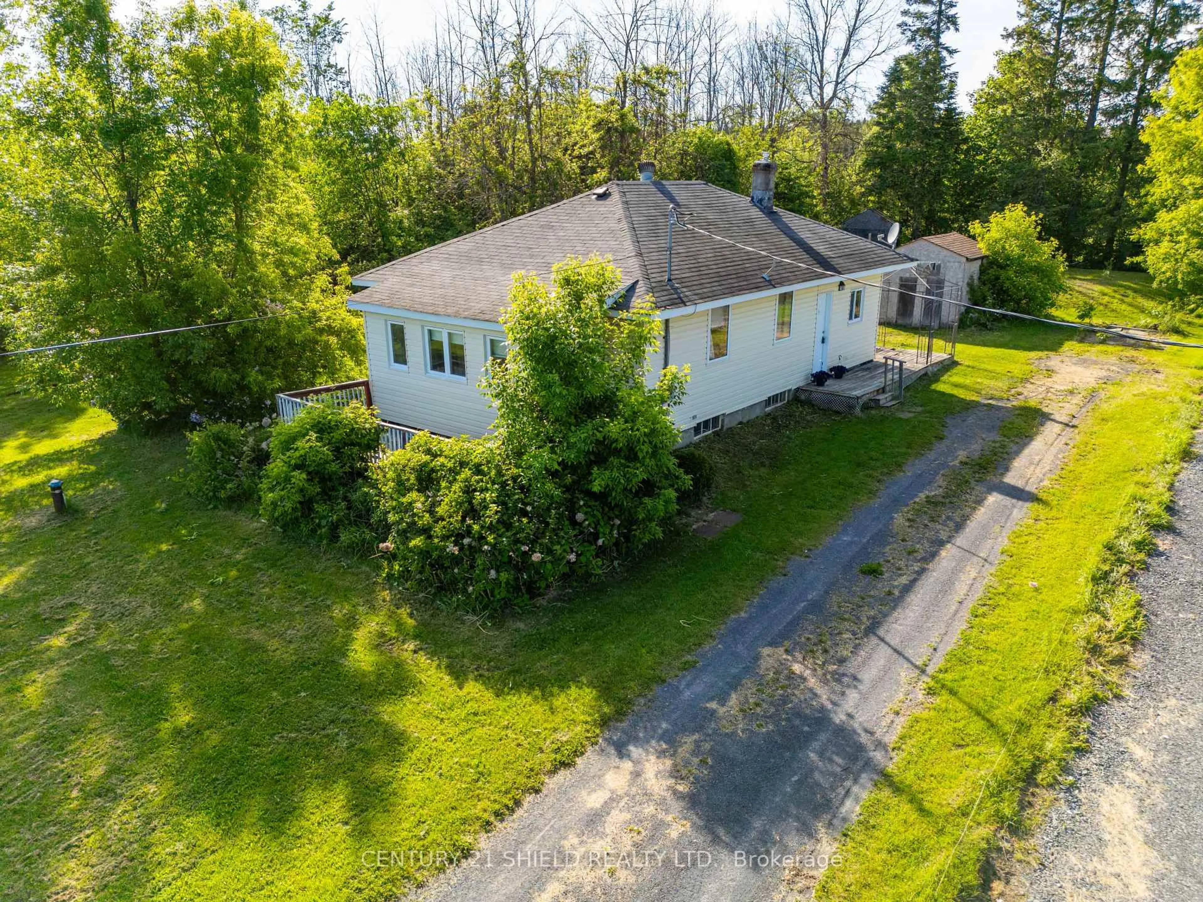 A pic from outside/outdoor area/front of a property/back of a property/a pic from drone, building for 16587 County 36 Rd, South Stormont Ontario K0C 1P0