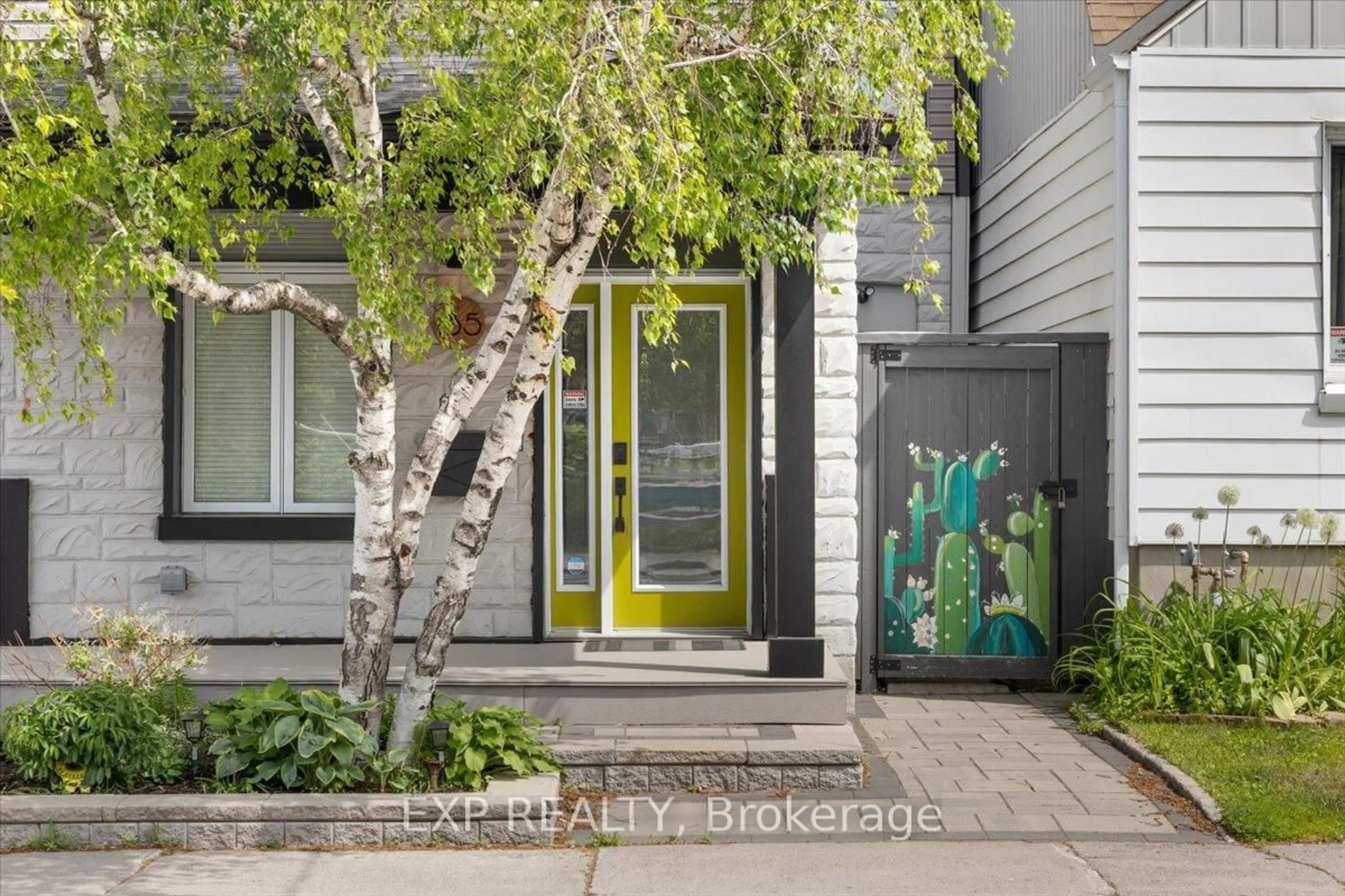 Indoor entryway for 185 Deschamps Ave, Ottawa Ontario K1L 5Z3
