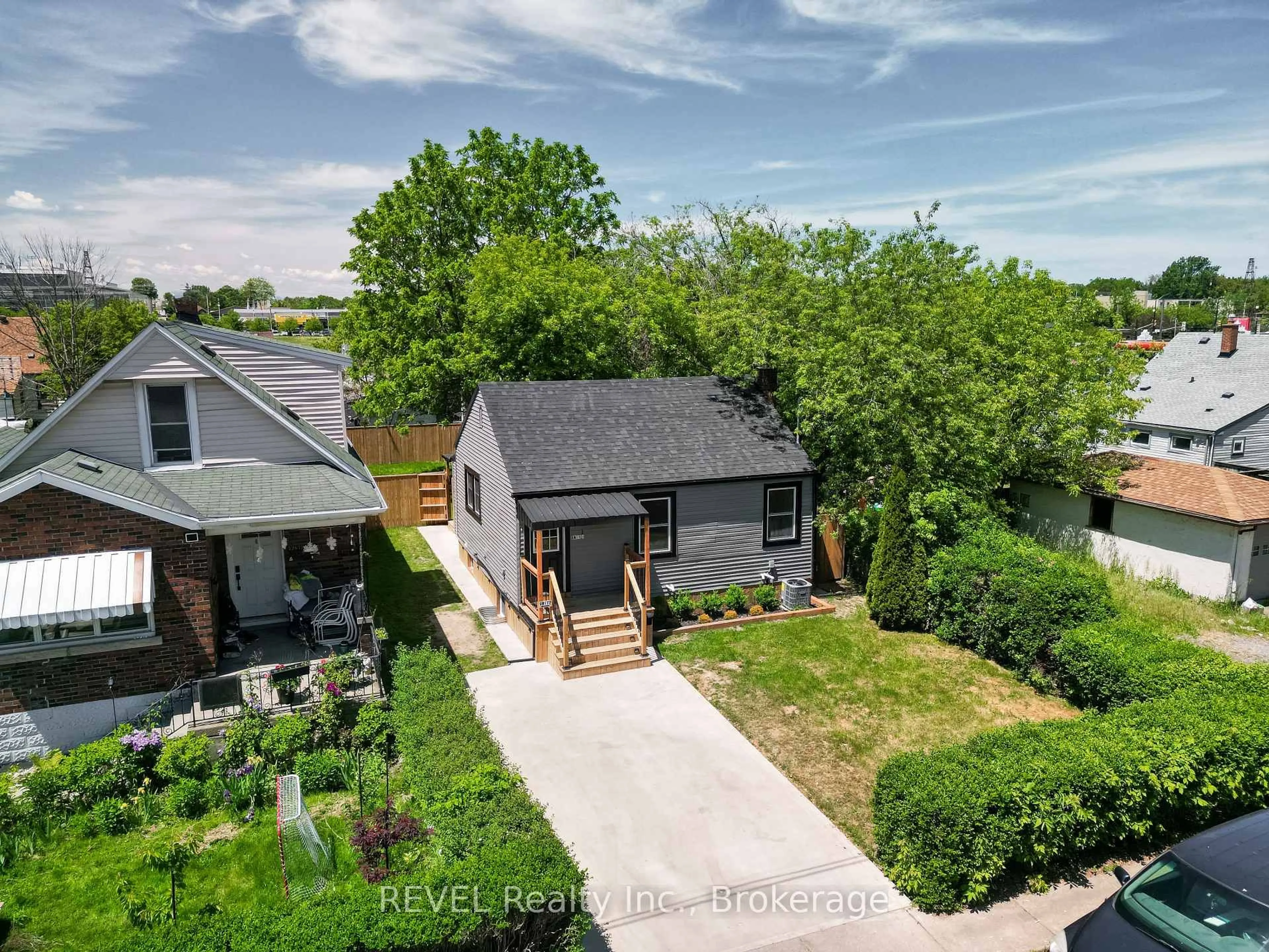 A pic from outside/outdoor area/front of a property/back of a property/a pic from drone, street for 5261 BUCHANAN Ave, Niagara Falls Ontario L2E 5A7