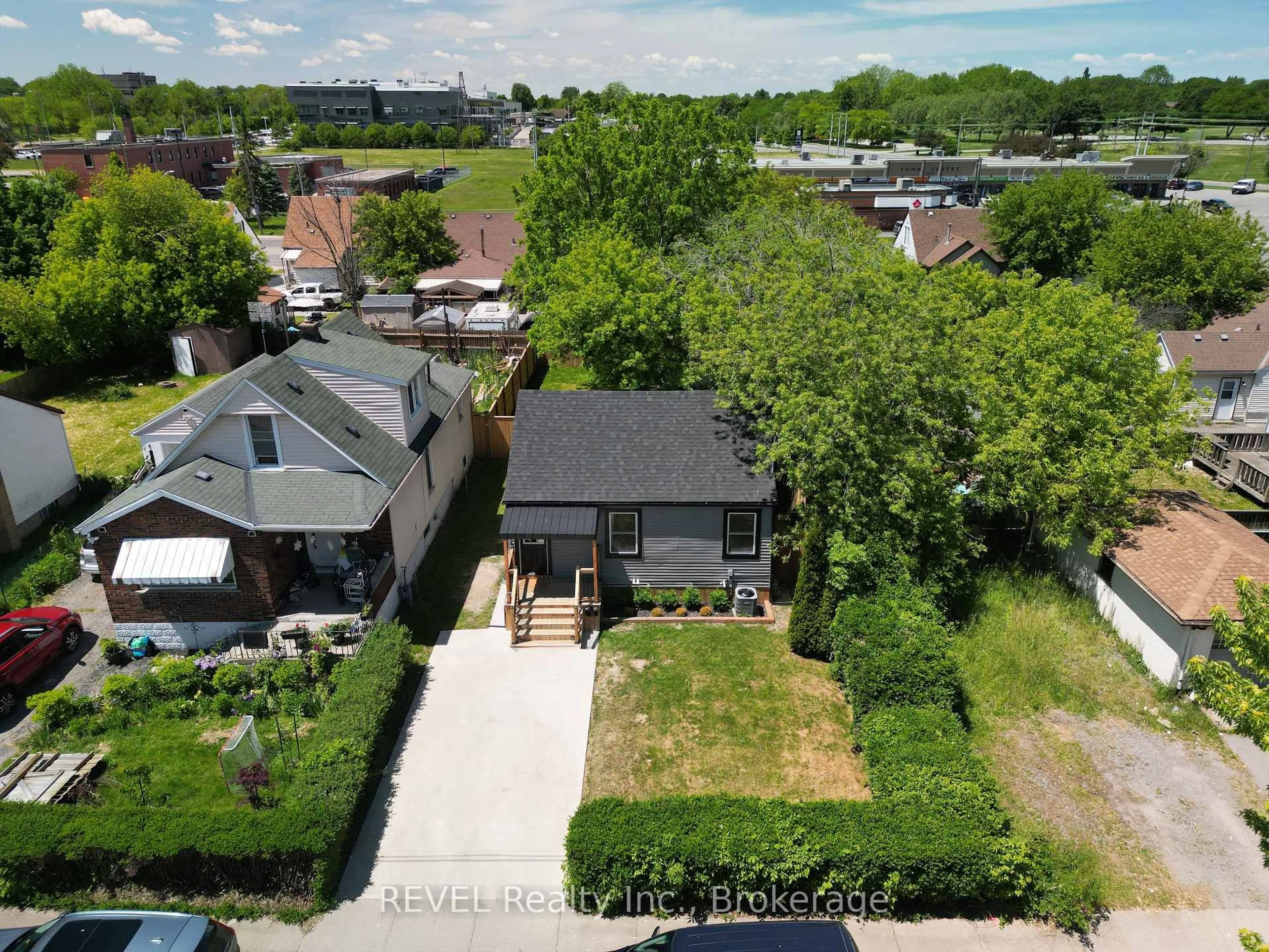 A pic from outside/outdoor area/front of a property/back of a property/a pic from drone, street for 5261 BUCHANAN Ave, Niagara Falls Ontario L2E 5A7