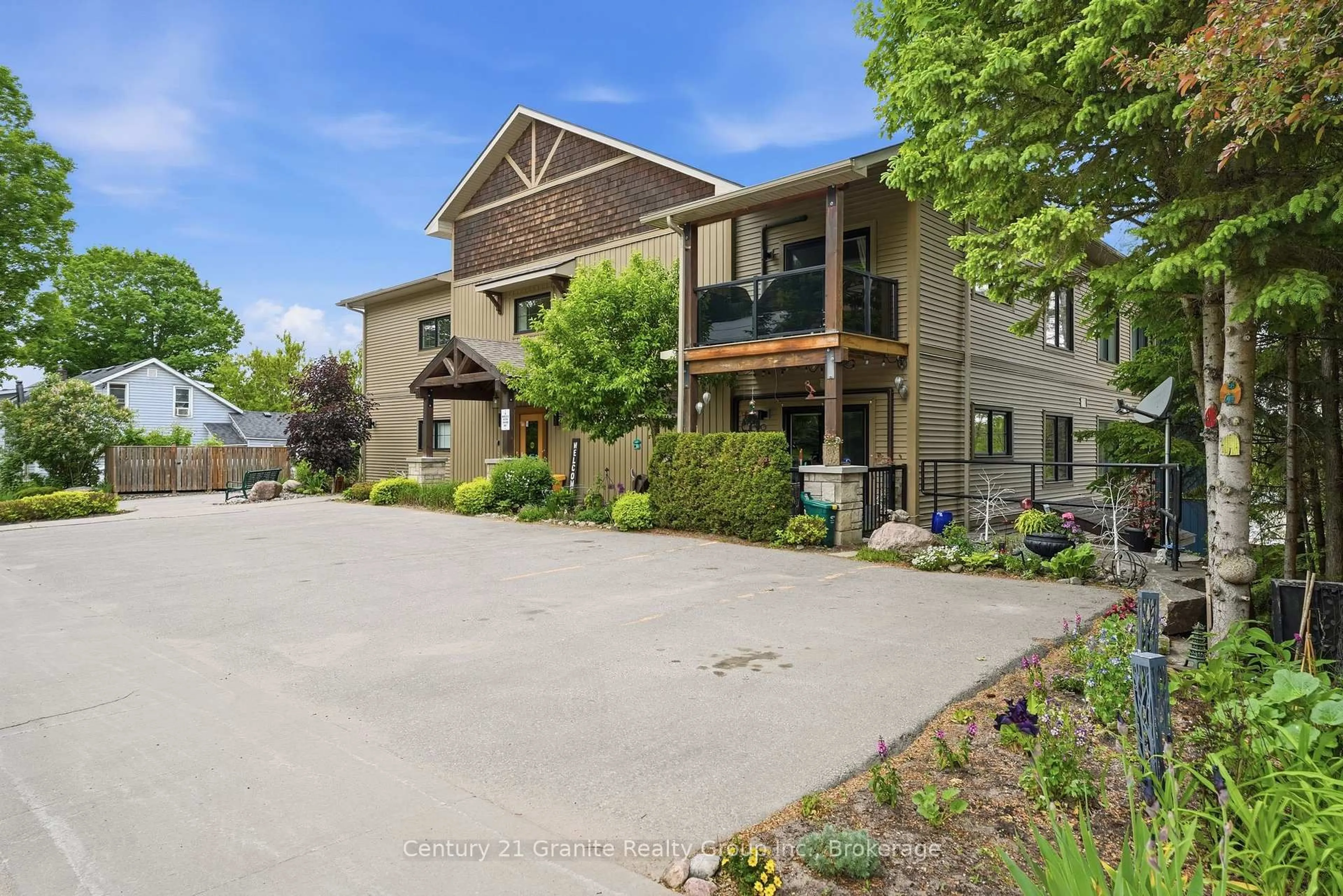 Patio, mountain view for 9 Newcastle St #303, Minden Hills Ontario K0M 2K0