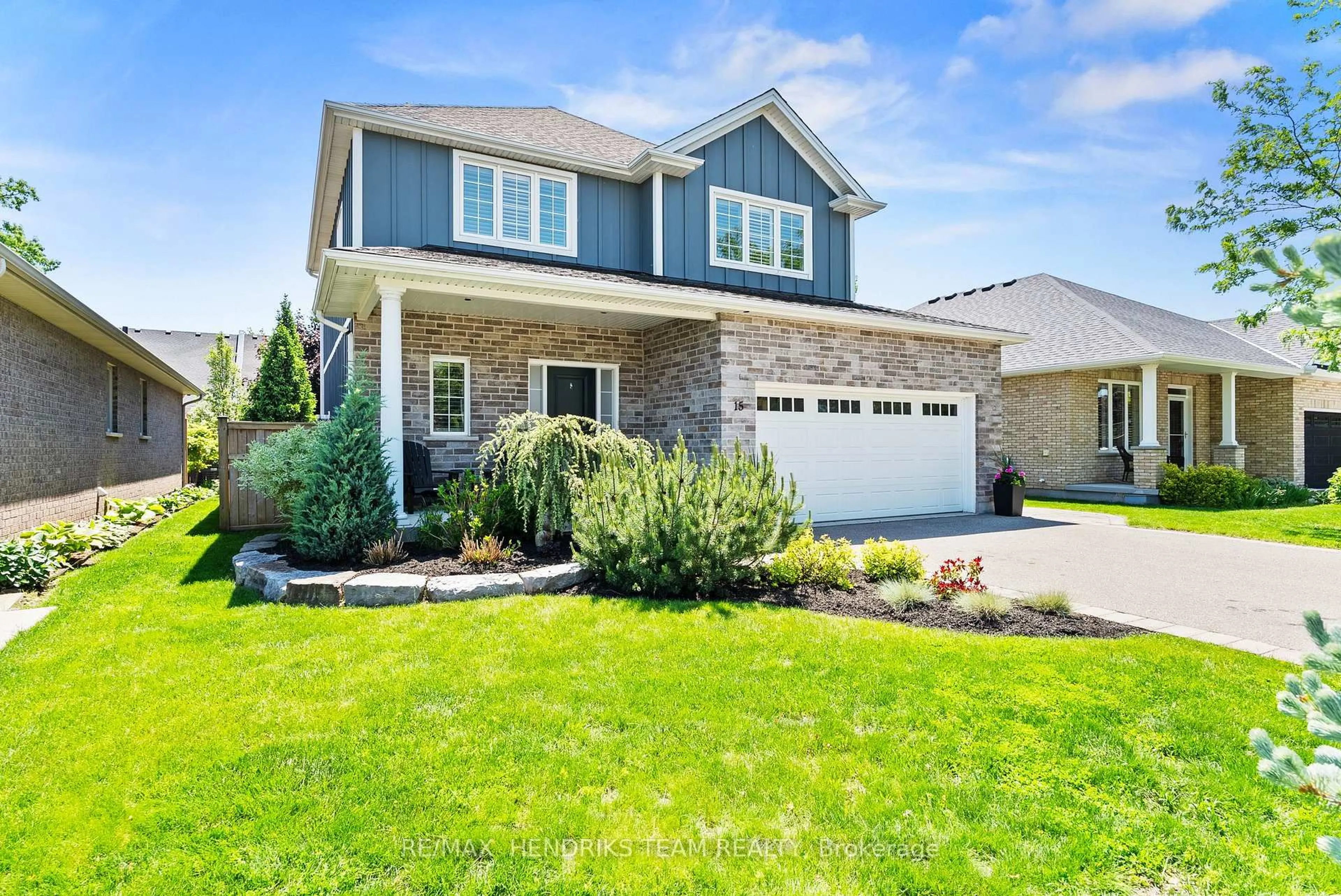 Home with vinyl exterior material, street for 15 Diana Dr, Niagara-on-the-Lake Ontario L0S 1T0
