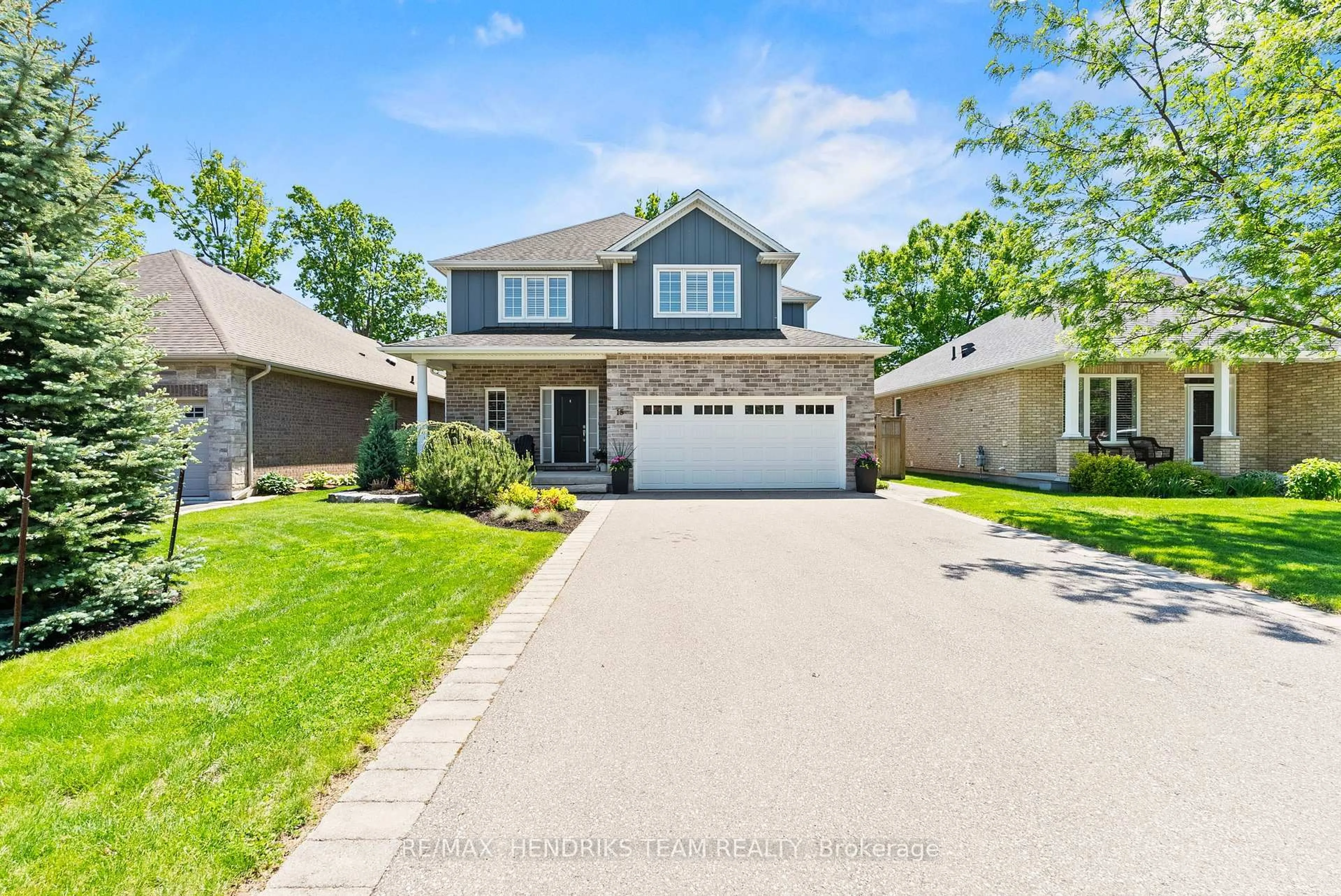 Home with vinyl exterior material, street for 15 Diana Dr, Niagara-on-the-Lake Ontario L0S 1T0