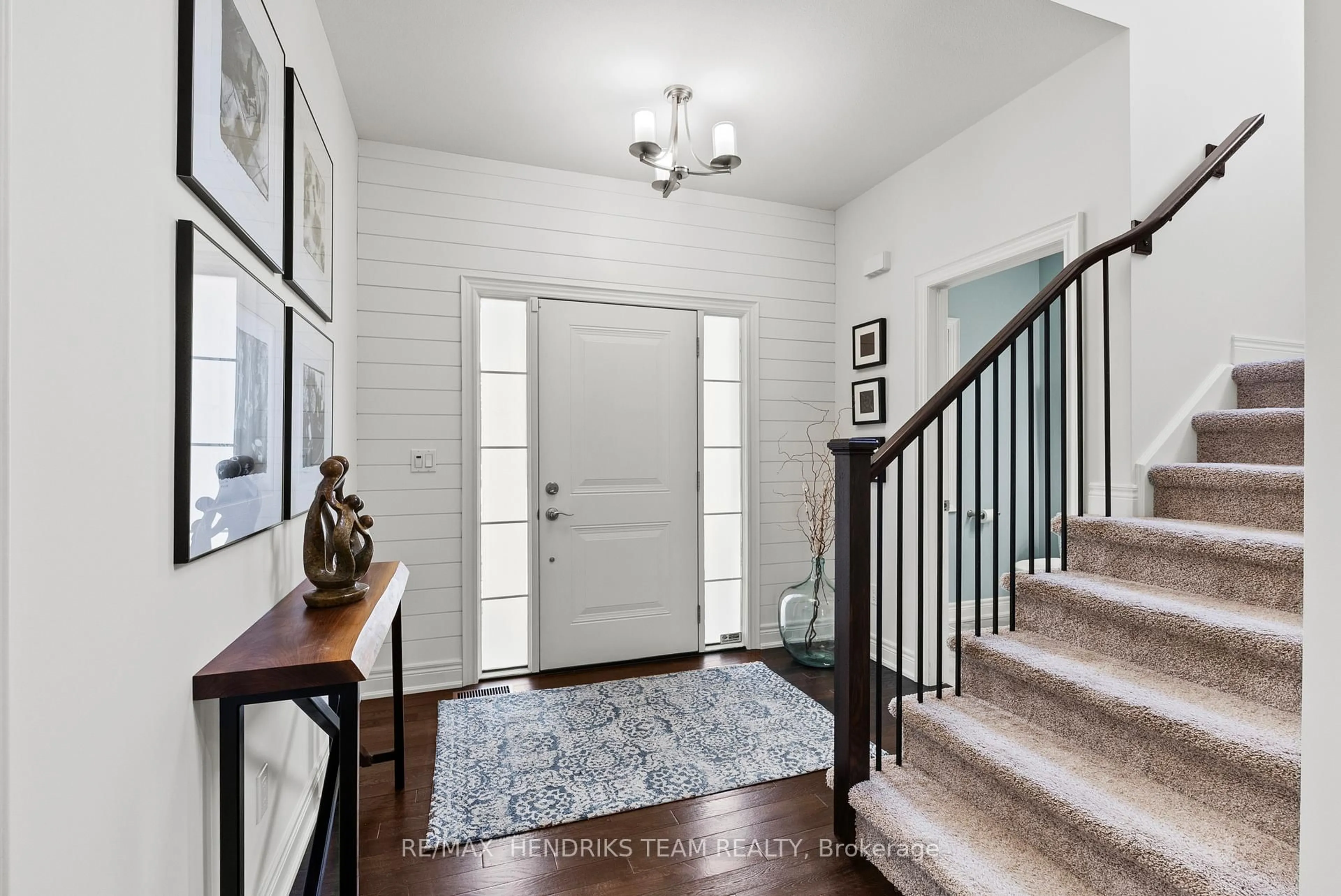 Indoor entryway for 15 Diana Dr, Niagara-on-the-Lake Ontario L0S 1T0
