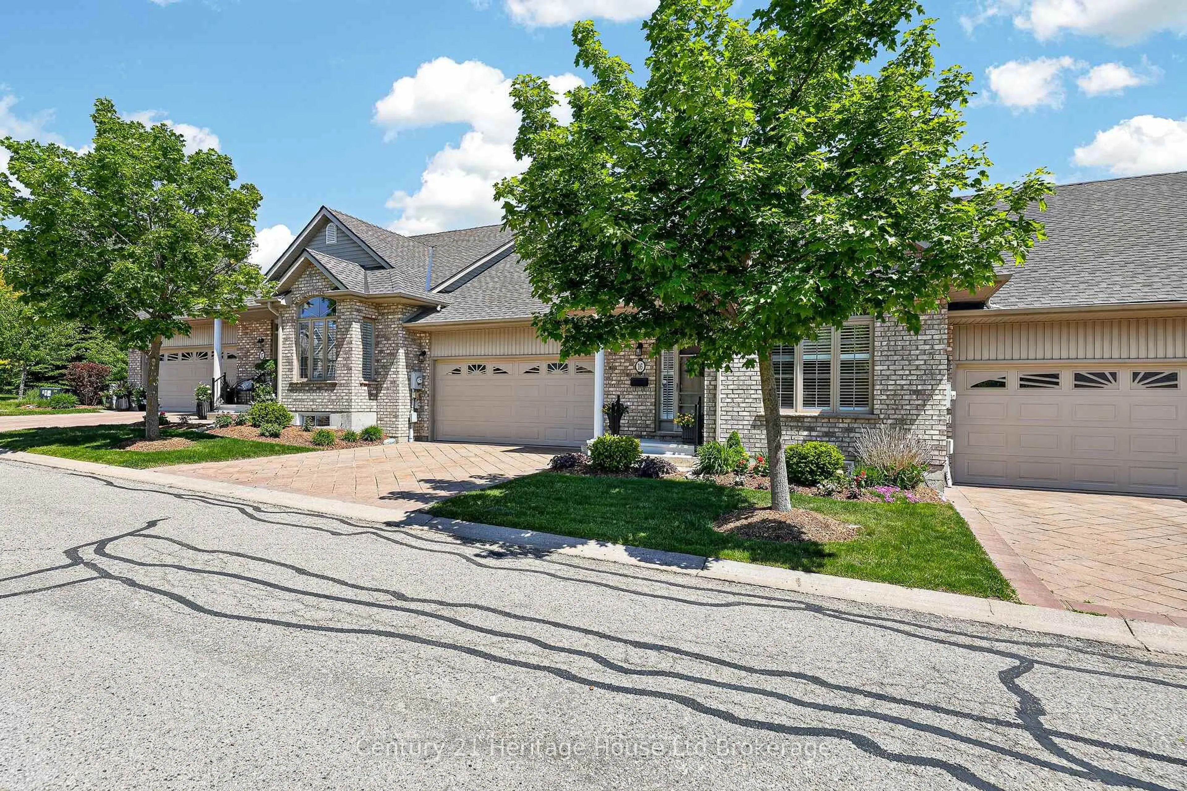 A pic from outside/outdoor area/front of a property/back of a property/a pic from drone, street for 500 Lakeview Dr #16, Woodstock Ontario N4T 1W4