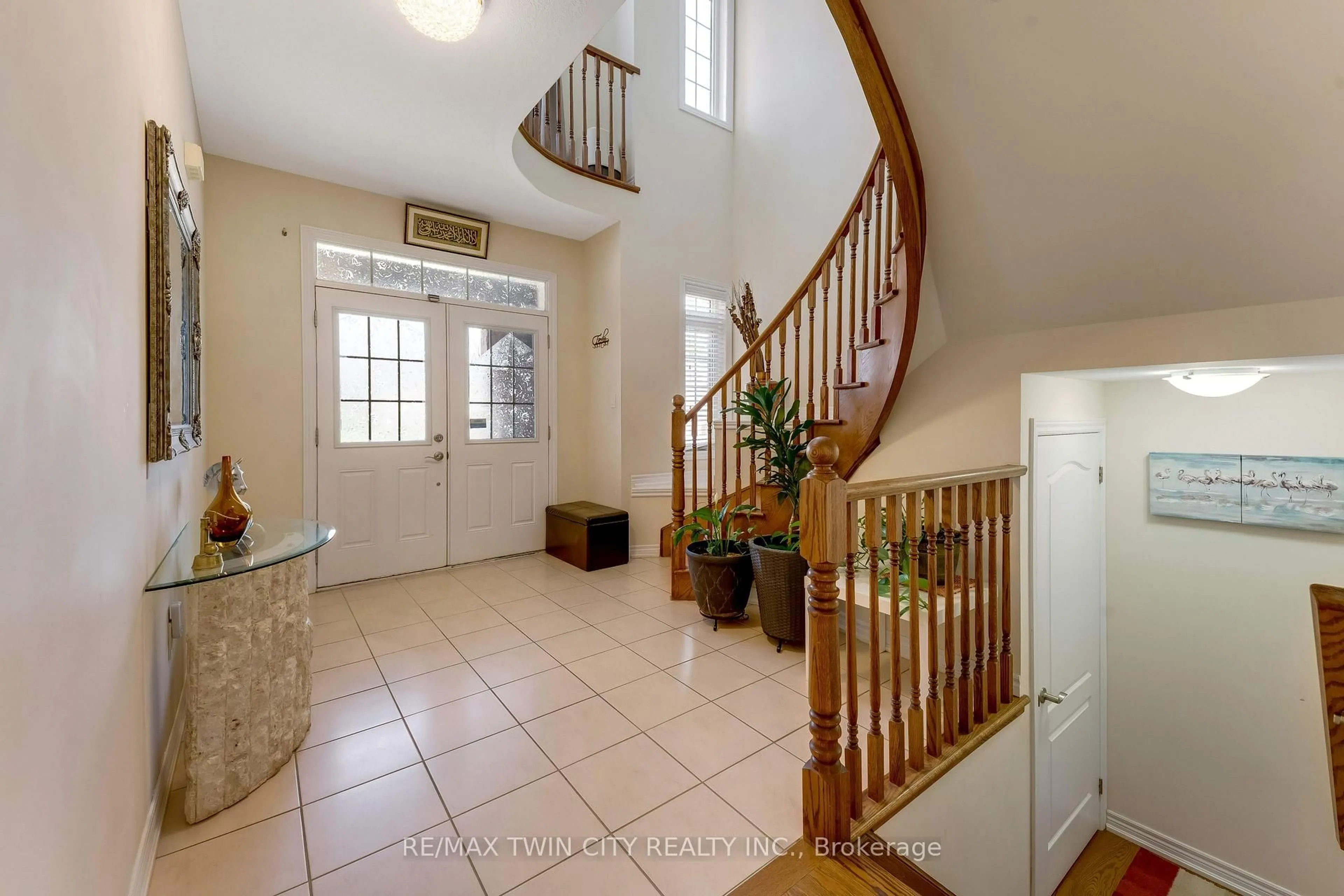 Indoor foyer for 667 Linden Dr, Cambridge Ontario N3H 0B6