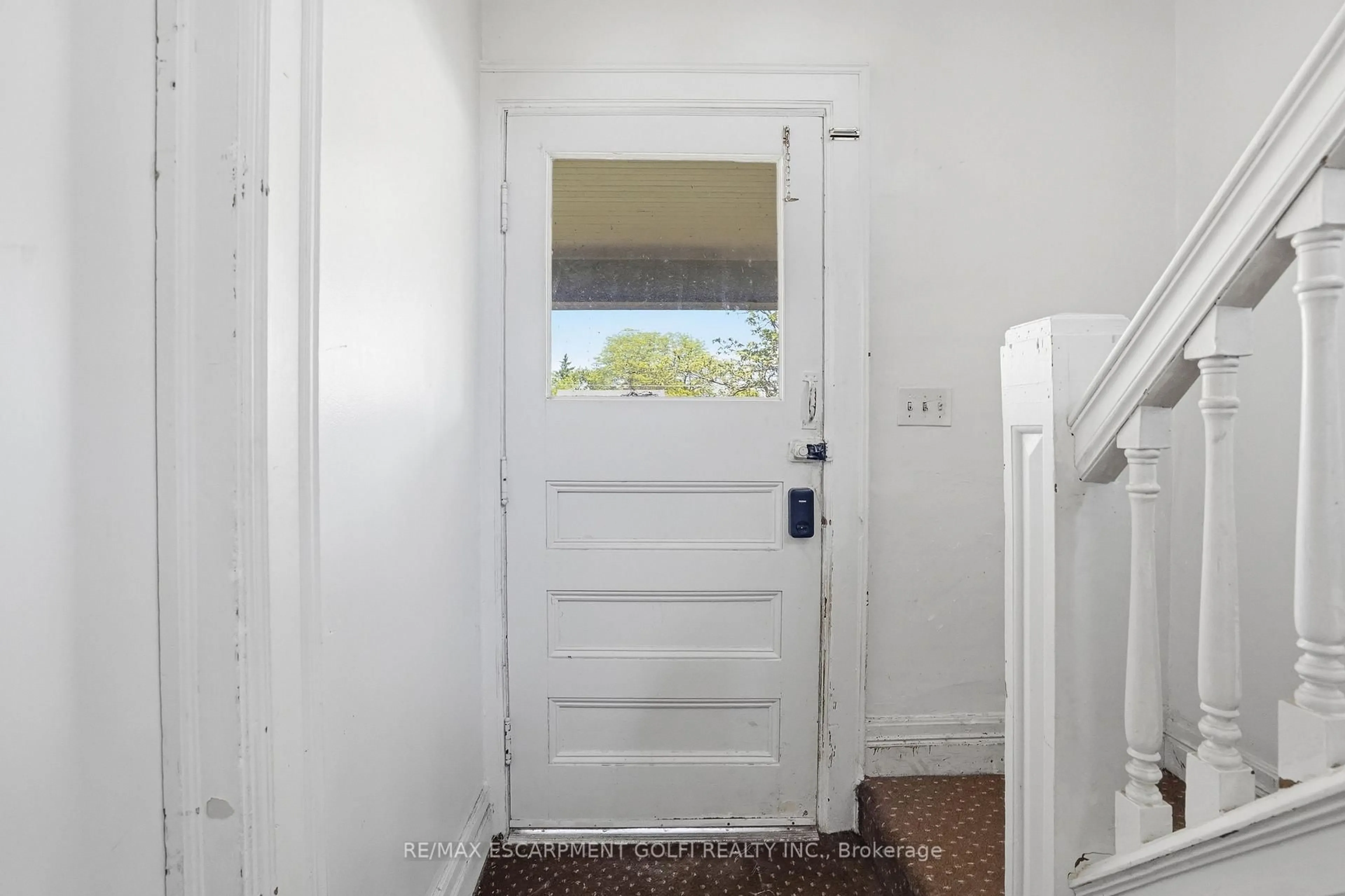 Indoor entryway for 176 Bertie St, Fort Erie Ontario L2A 1Z1