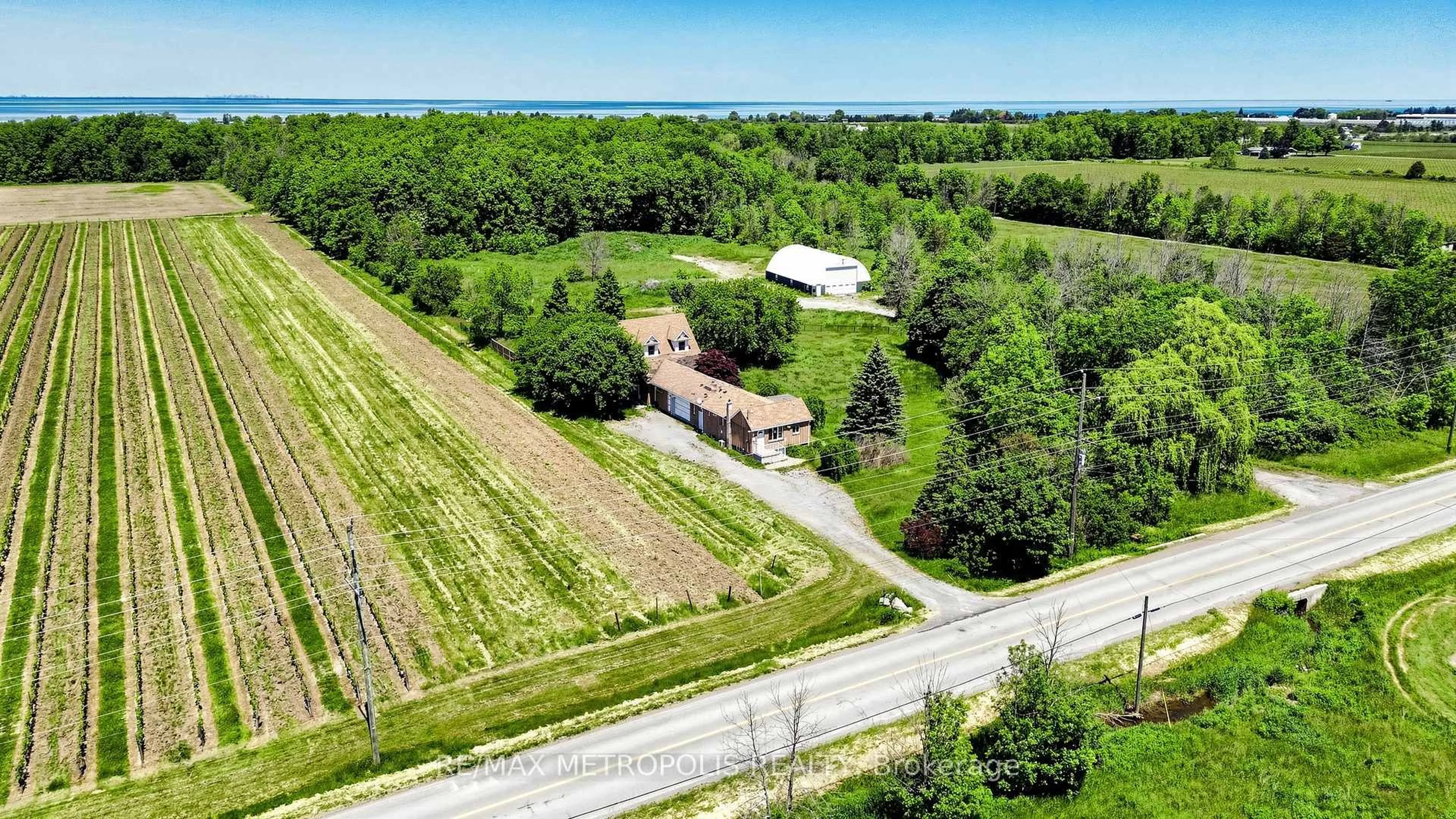 A pic from outside/outdoor area/front of a property/back of a property/a pic from drone, unknown for 3949 Greenlane Rd, Lincoln Ontario L0R 1B1