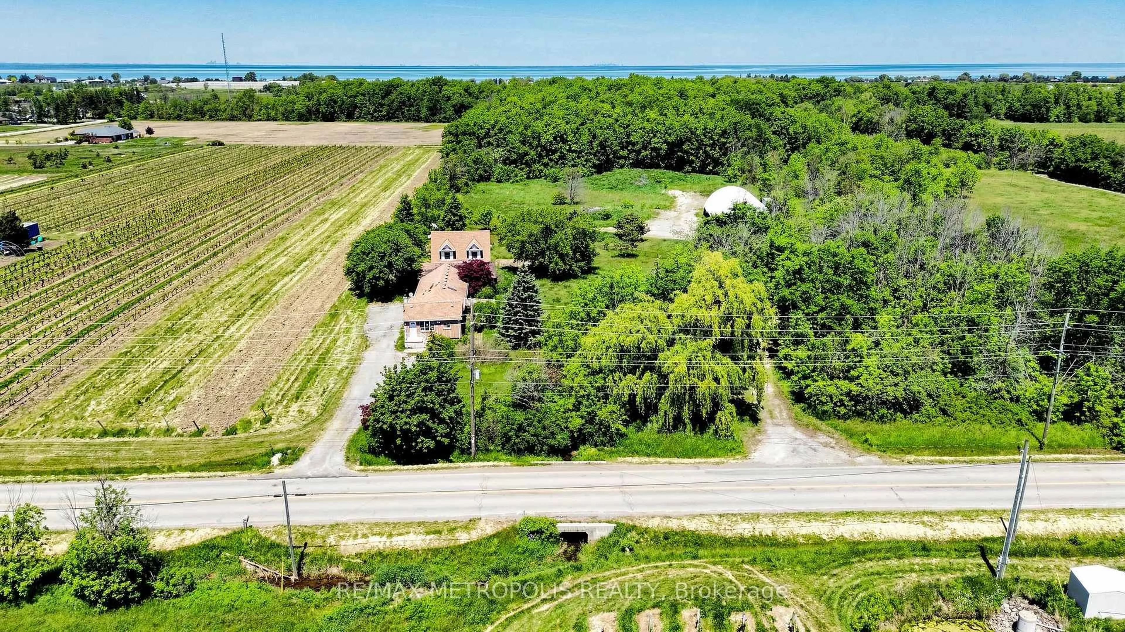 A pic from outside/outdoor area/front of a property/back of a property/a pic from drone, water/lake/river/ocean view for 3949 Greenlane Rd, Lincoln Ontario L0R 1B1