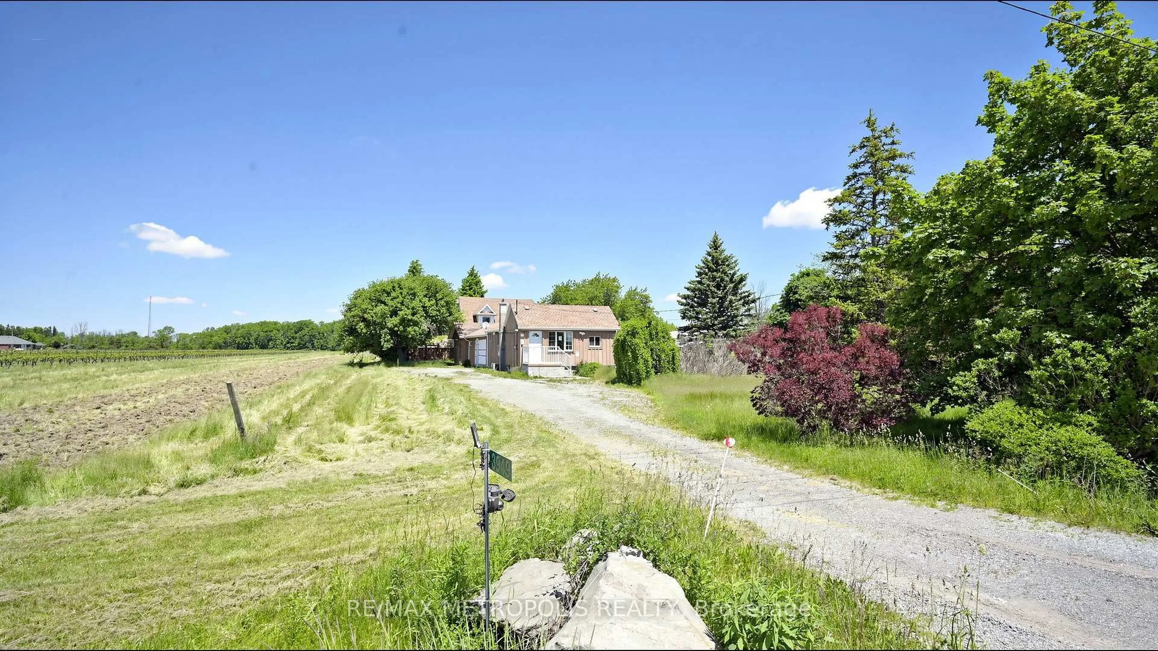A pic from outside/outdoor area/front of a property/back of a property/a pic from drone, street for 3949 Greenlane Rd, Lincoln Ontario L0R 1B1
