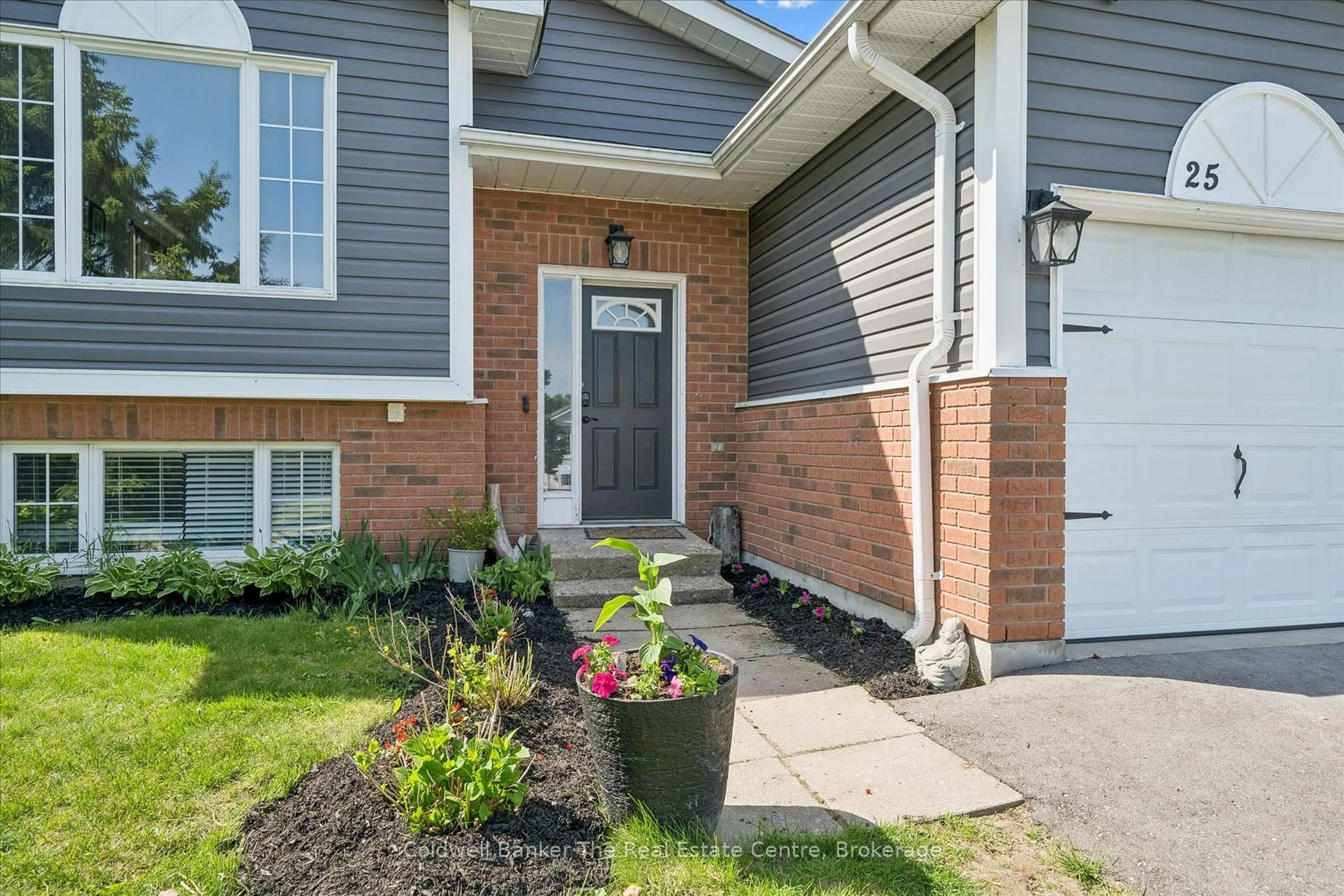Home with brick exterior material, street for 25 Lankin Ave, Bracebridge Ontario P1L 1Y4