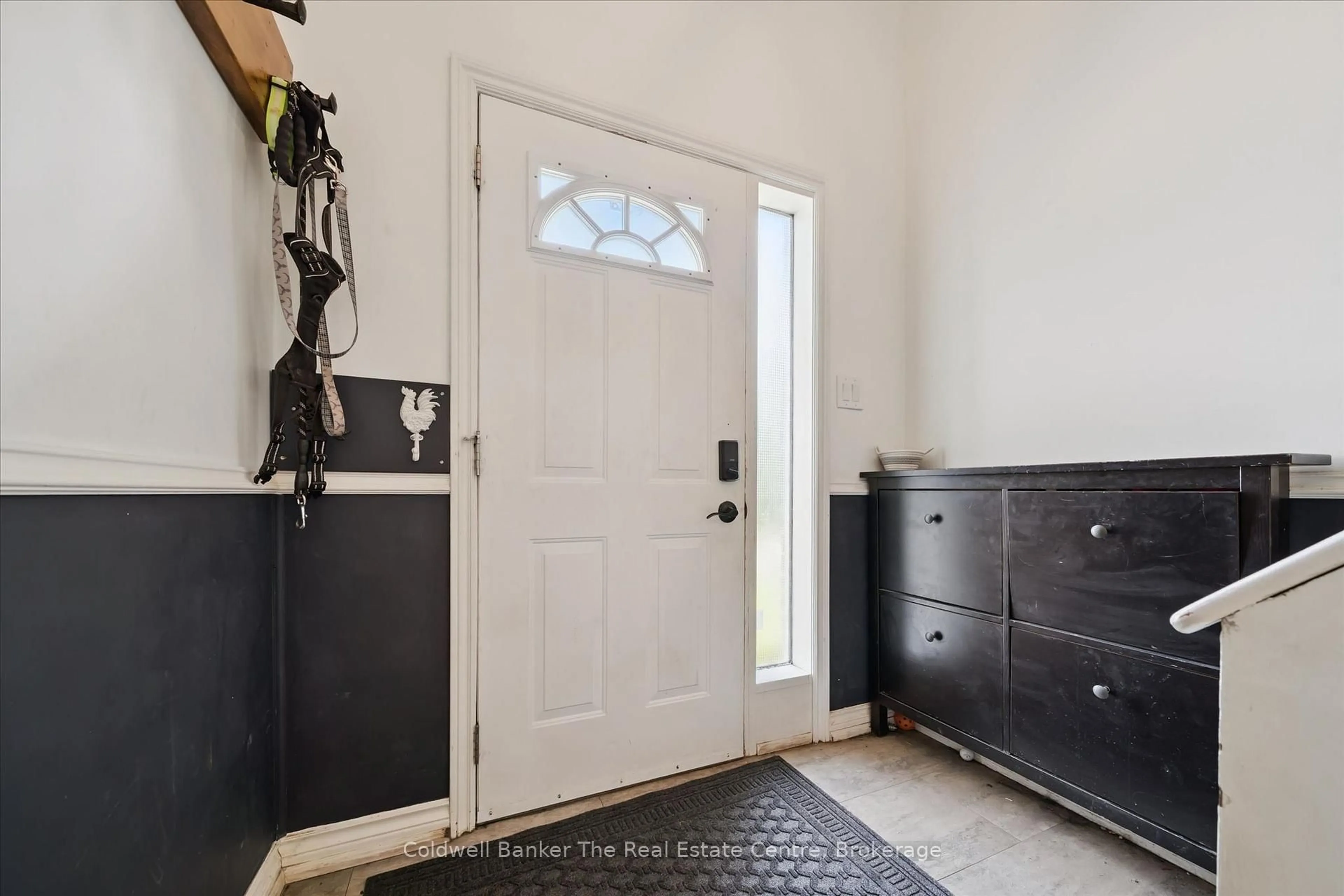 Indoor entryway for 25 Lankin Ave, Bracebridge Ontario P1L 1Y4