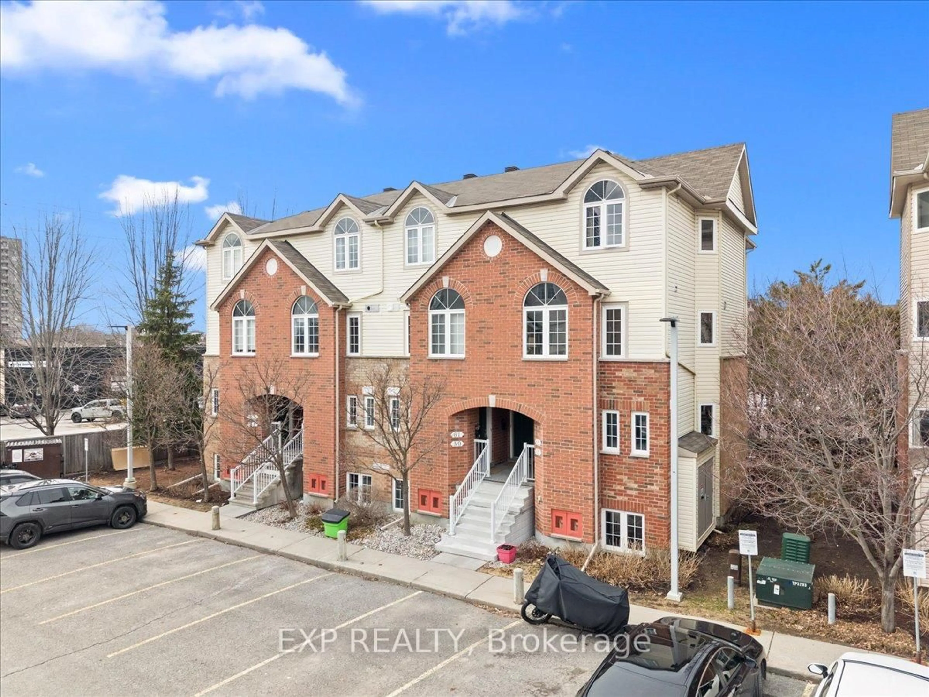 A pic from outside/outdoor area/front of a property/back of a property/a pic from drone, street for 57 Steele Park Private, Ottawa Ontario K1J 0J2