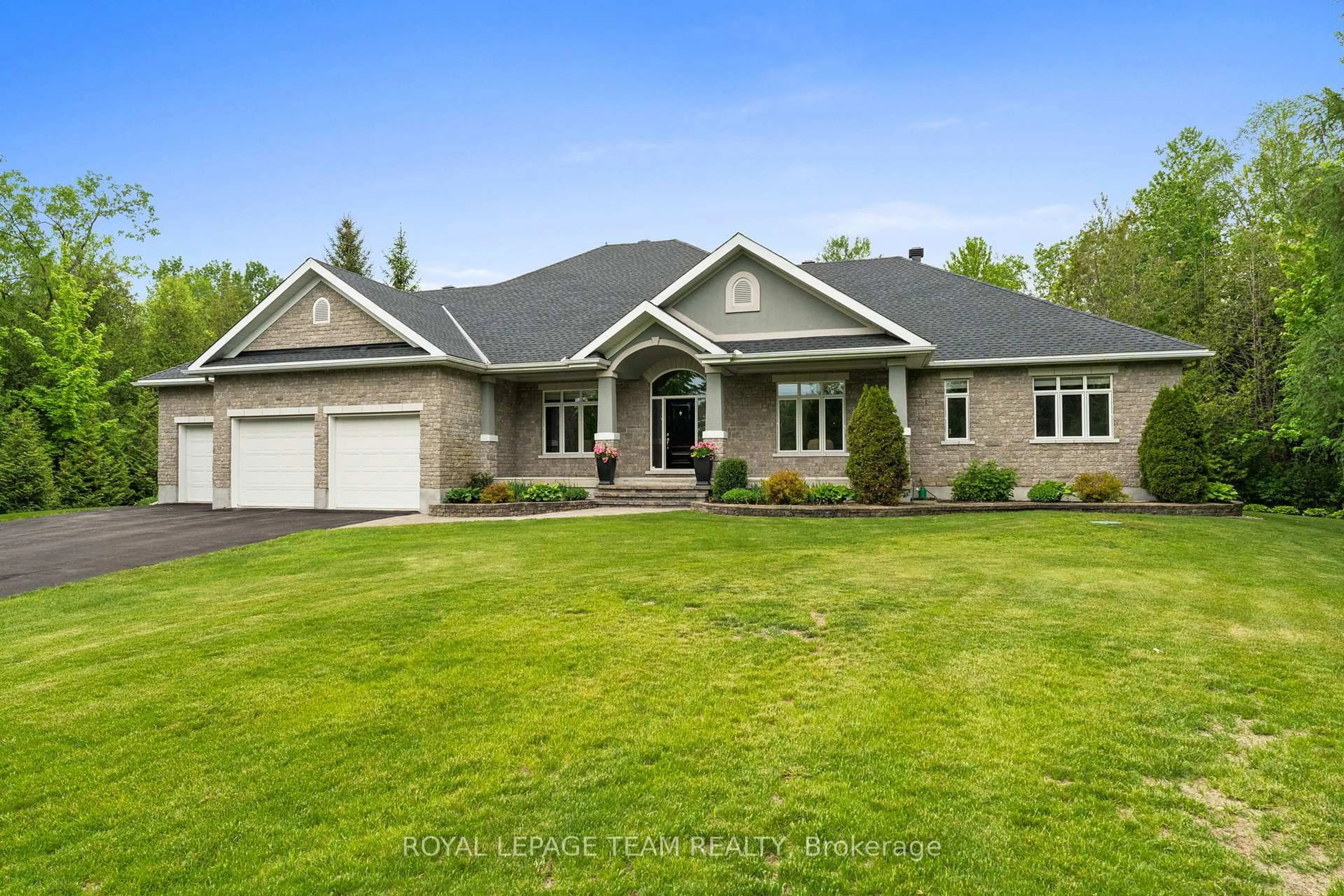 Home with vinyl exterior material, unknown for 6152 Knights Dr, Manotick Ontario K4M 0A2