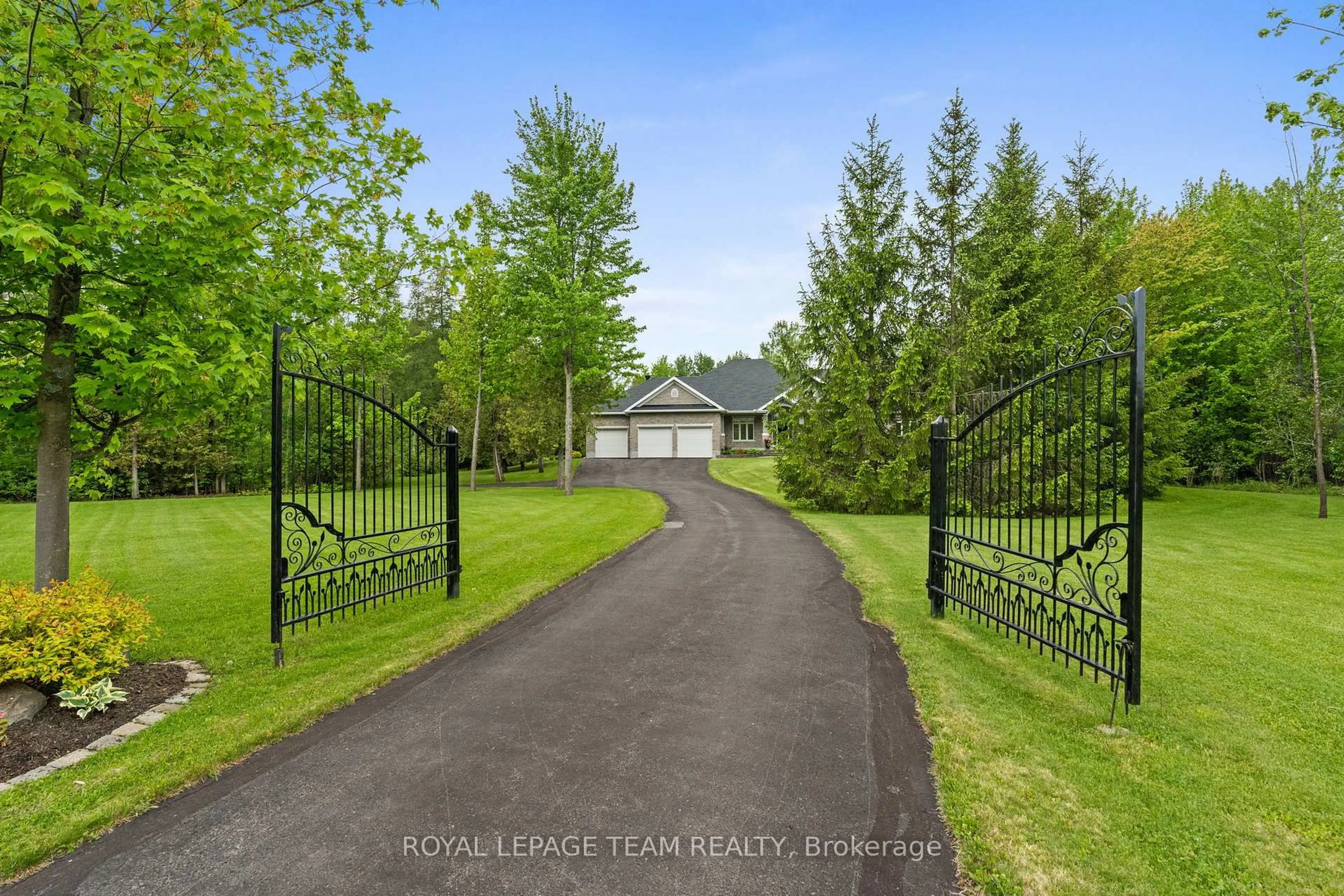 A pic from outside/outdoor area/front of a property/back of a property/a pic from drone, unknown for 6152 Knights Dr, Manotick Ontario K4M 0A2