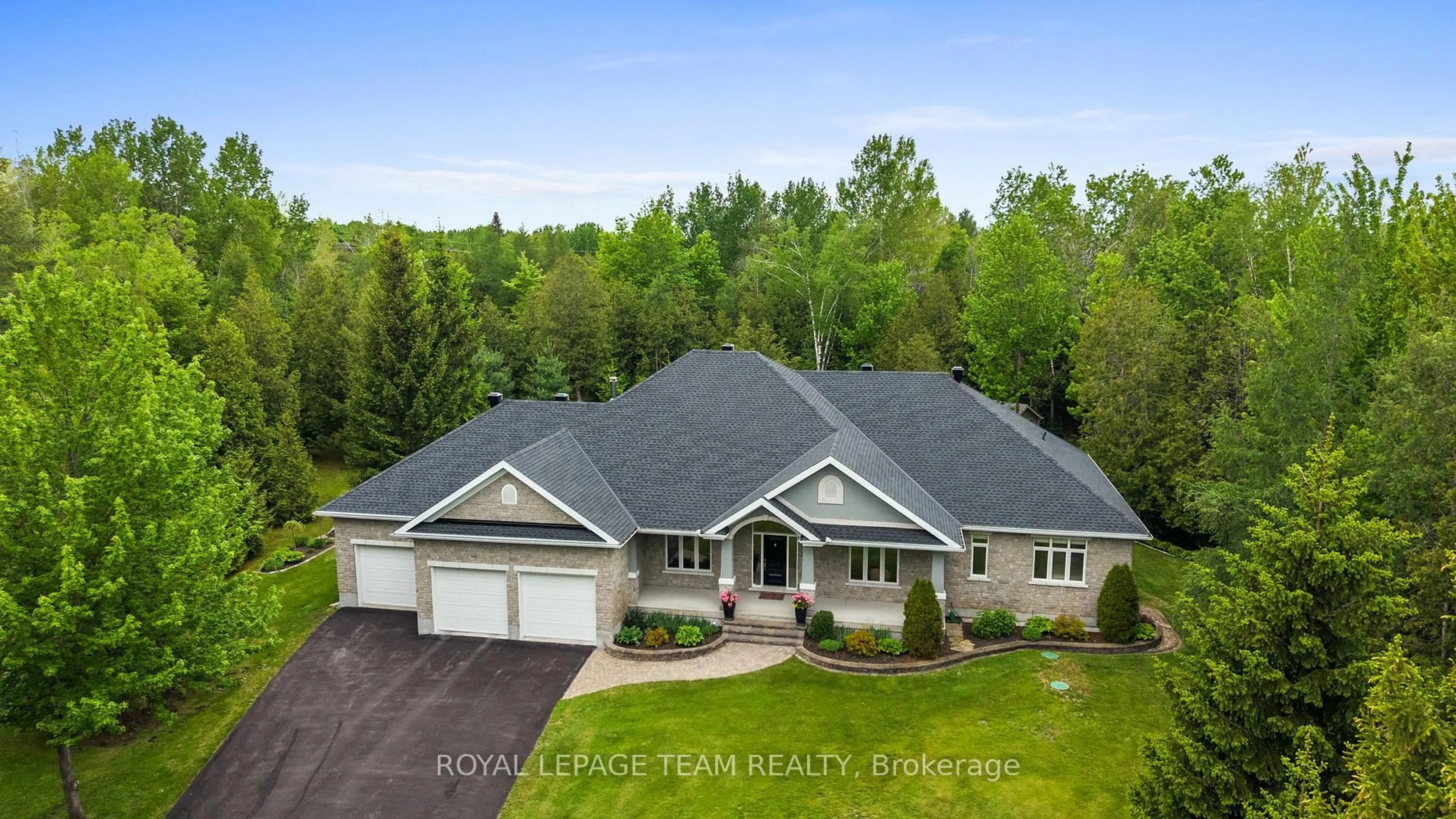 A pic from outside/outdoor area/front of a property/back of a property/a pic from drone, unknown for 6152 Knights Dr, Manotick Ontario K4M 0A2