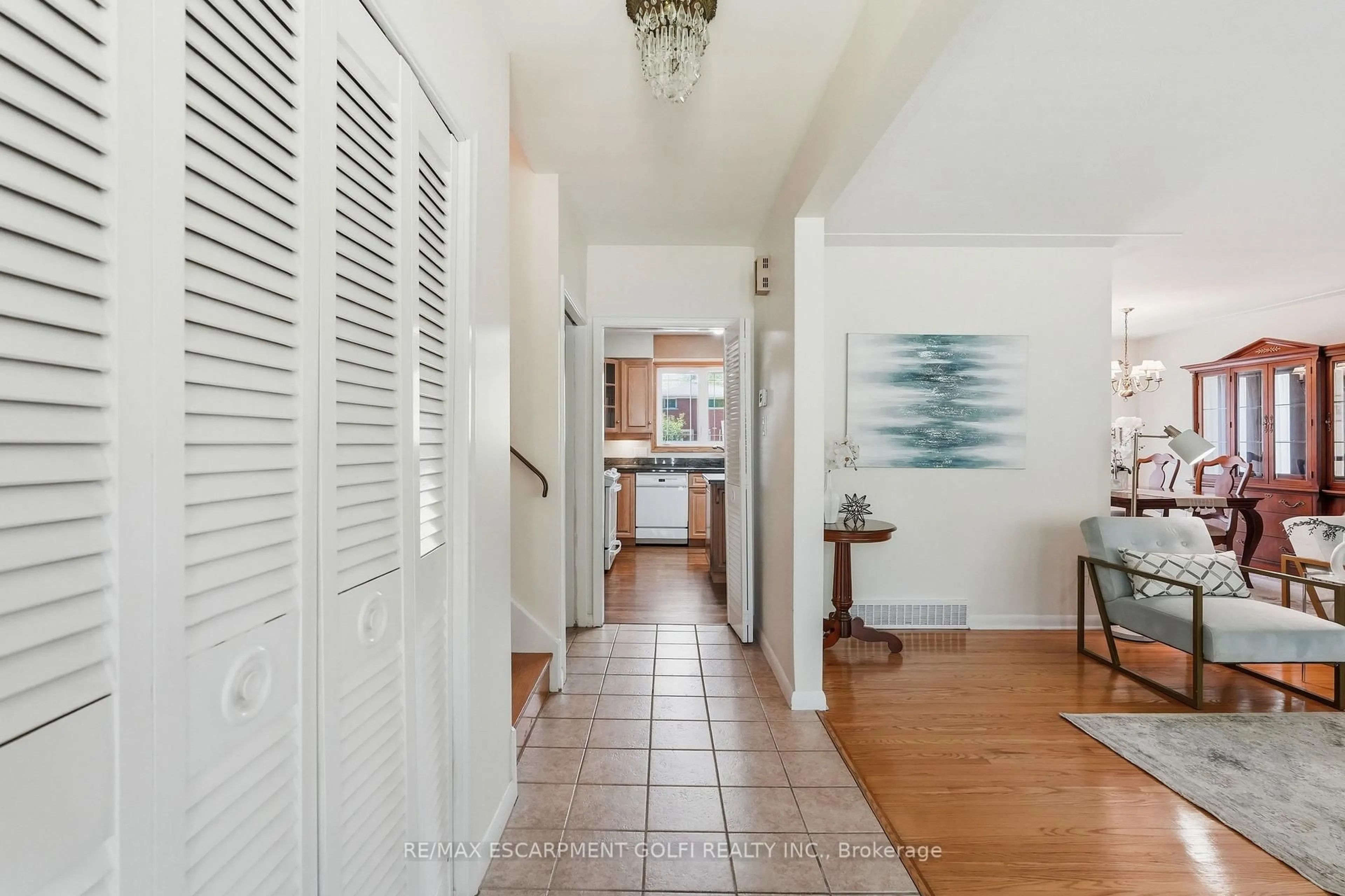 Indoor entryway for 7 Braemar Pl, Hamilton Ontario L9C 1C9