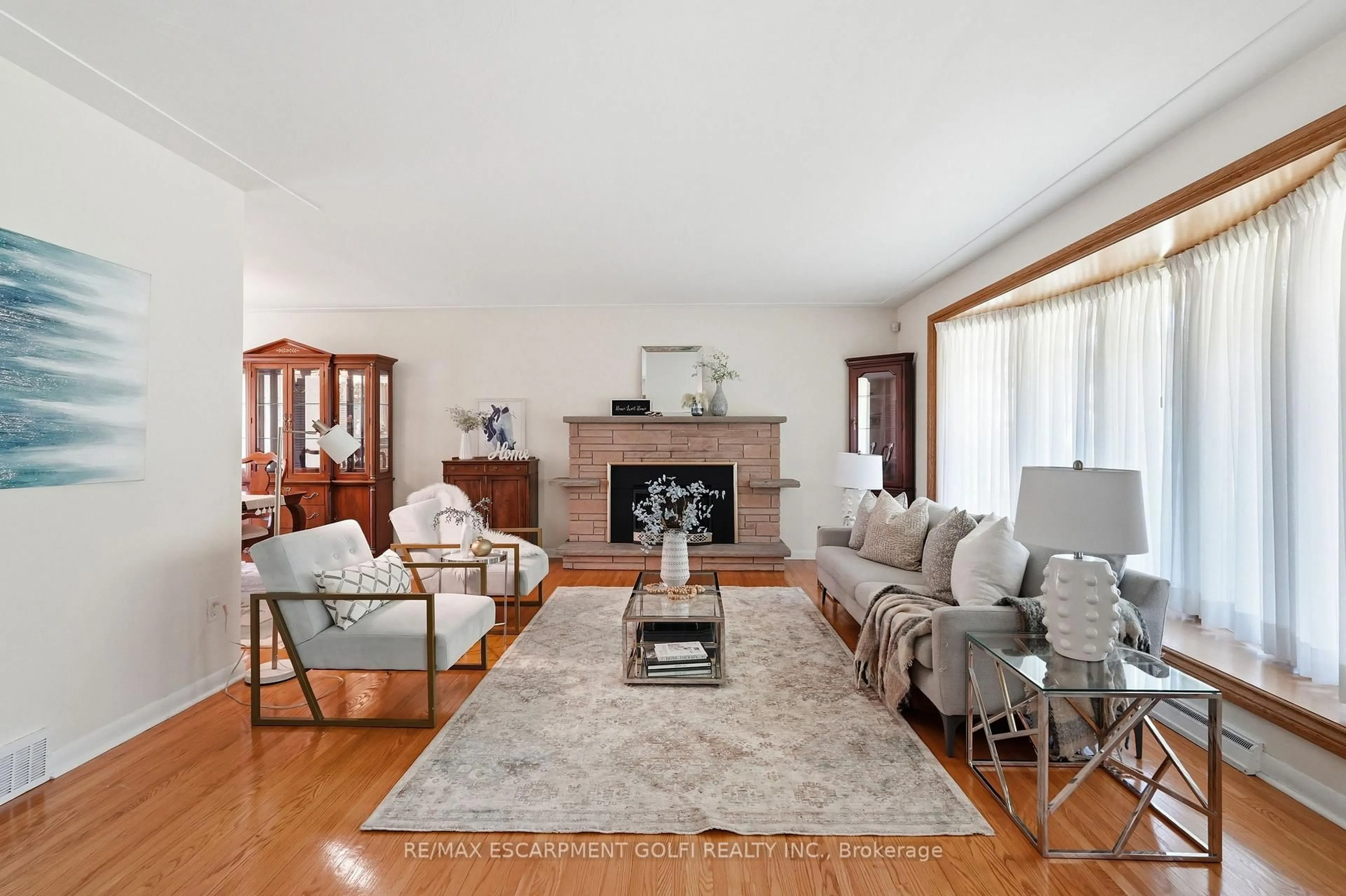 Living room with furniture, wood/laminate floor for 7 Braemar Pl, Hamilton Ontario L9C 1C9