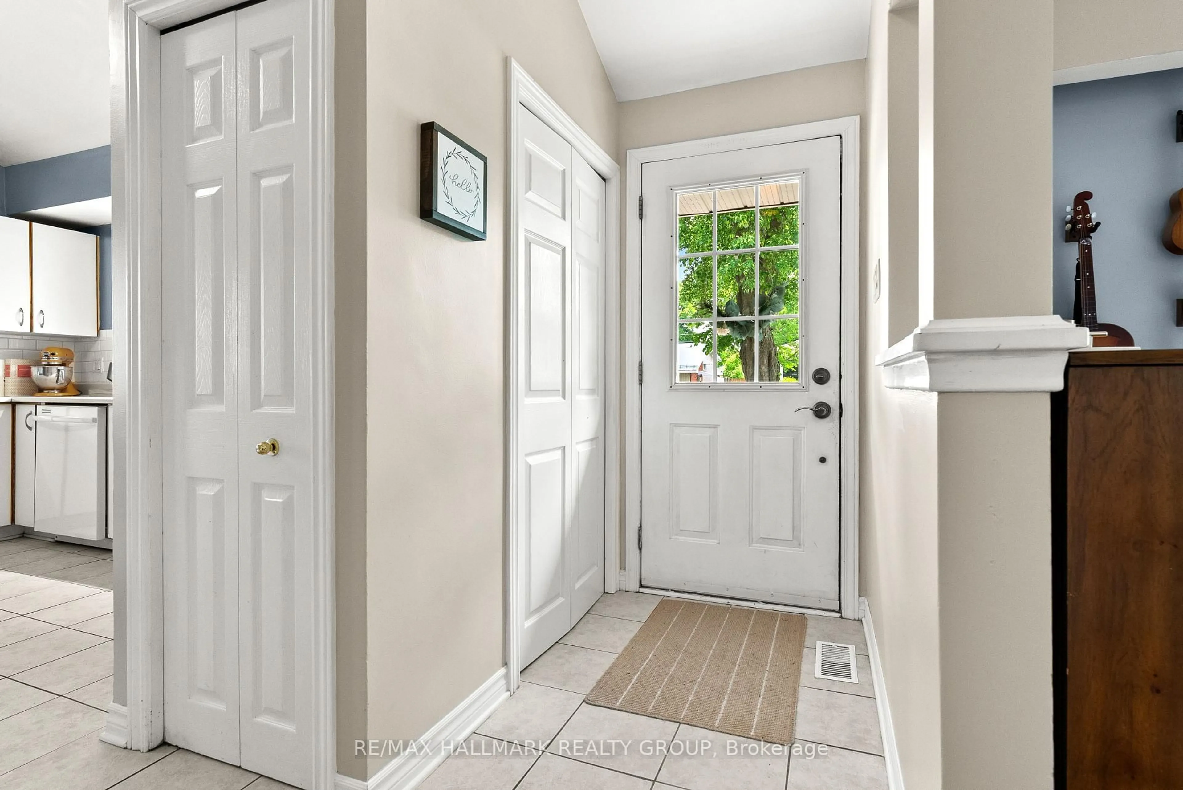Indoor entryway for 767 Adams Ave, Ottawa Ontario K1G 2Y1