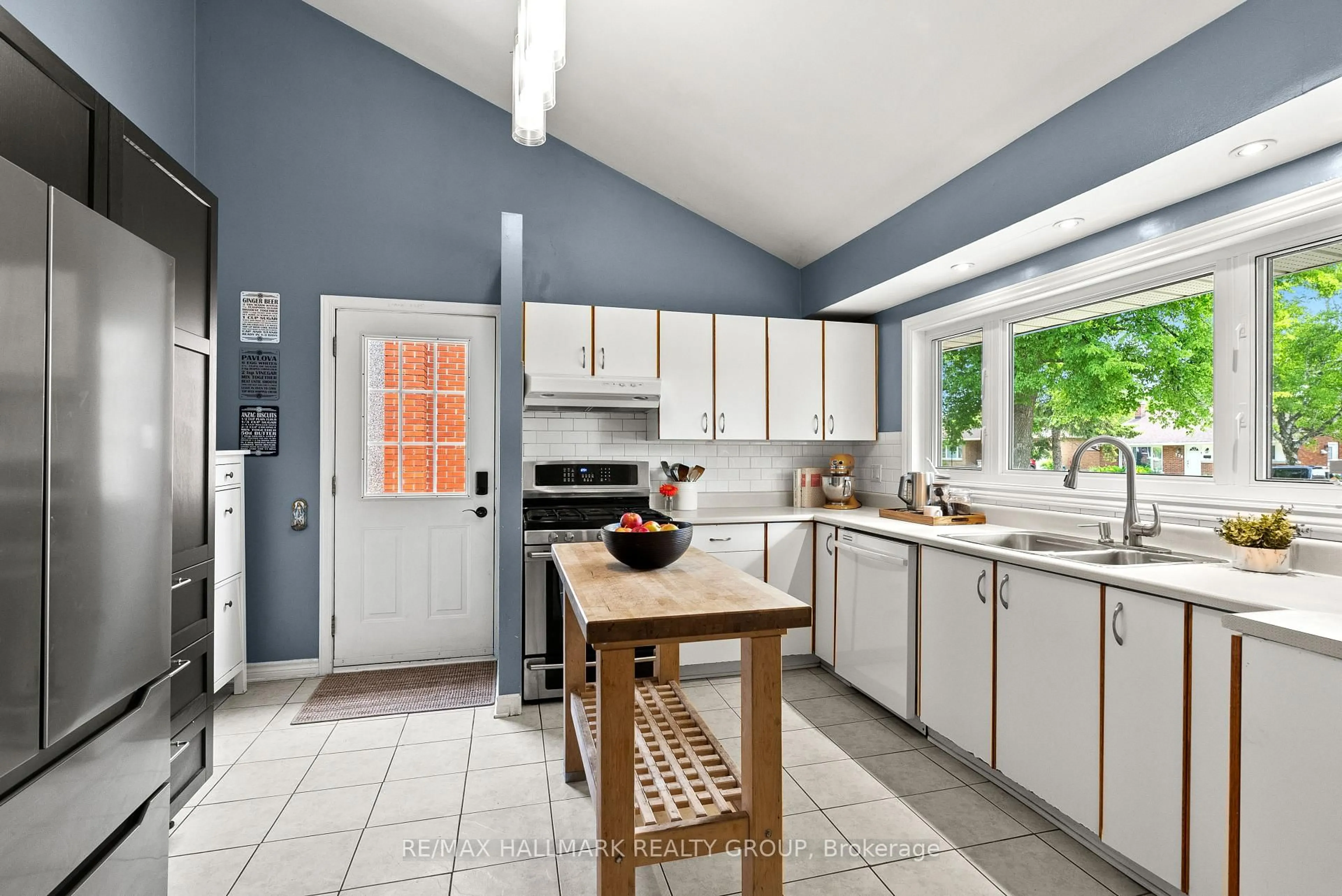 Open concept kitchen, ceramic/tile floor for 767 Adams Ave, Ottawa Ontario K1G 2Y1