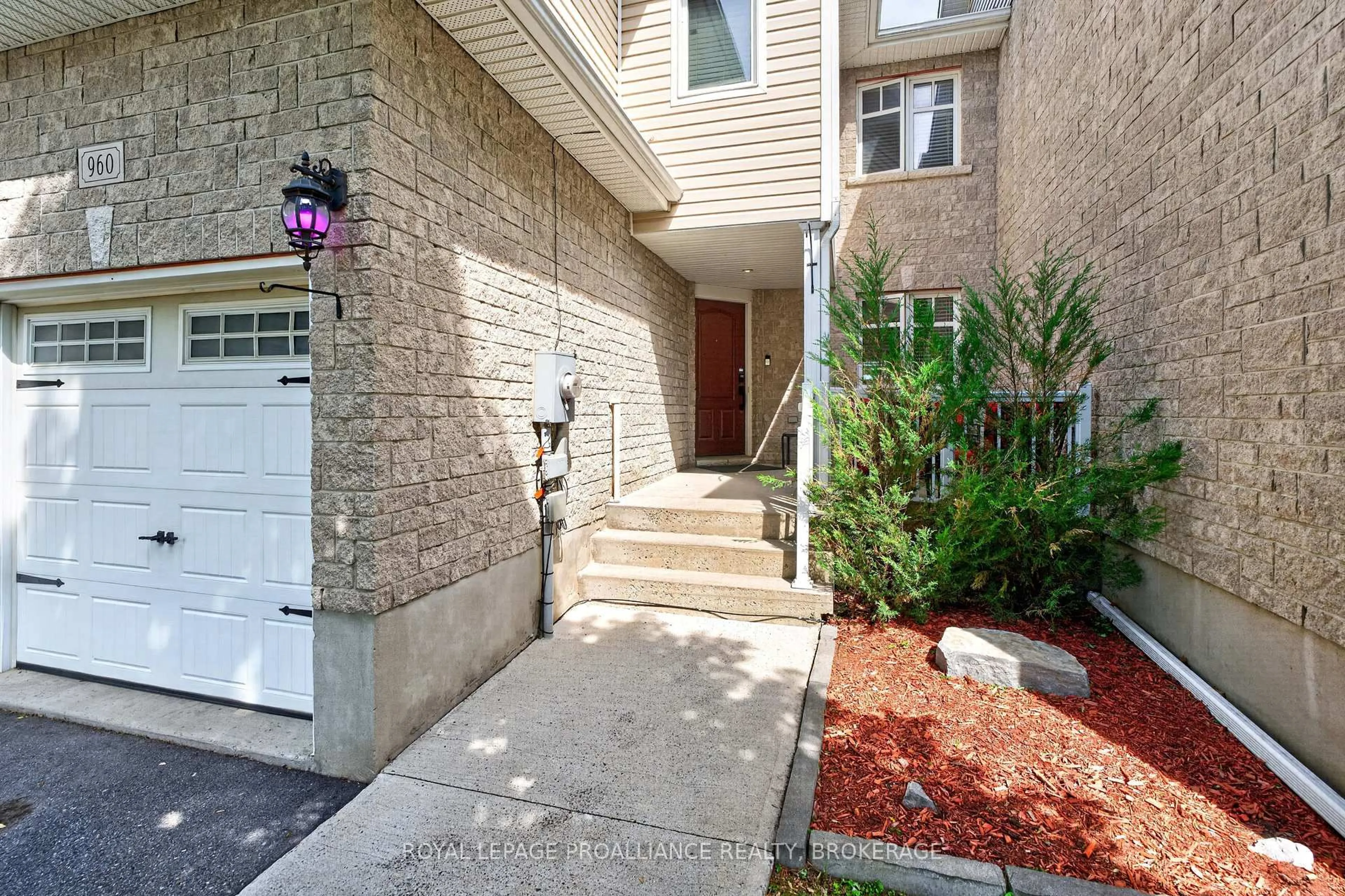 Indoor entryway for 960 Swanfield St, Kingston Ontario K7M 0A5