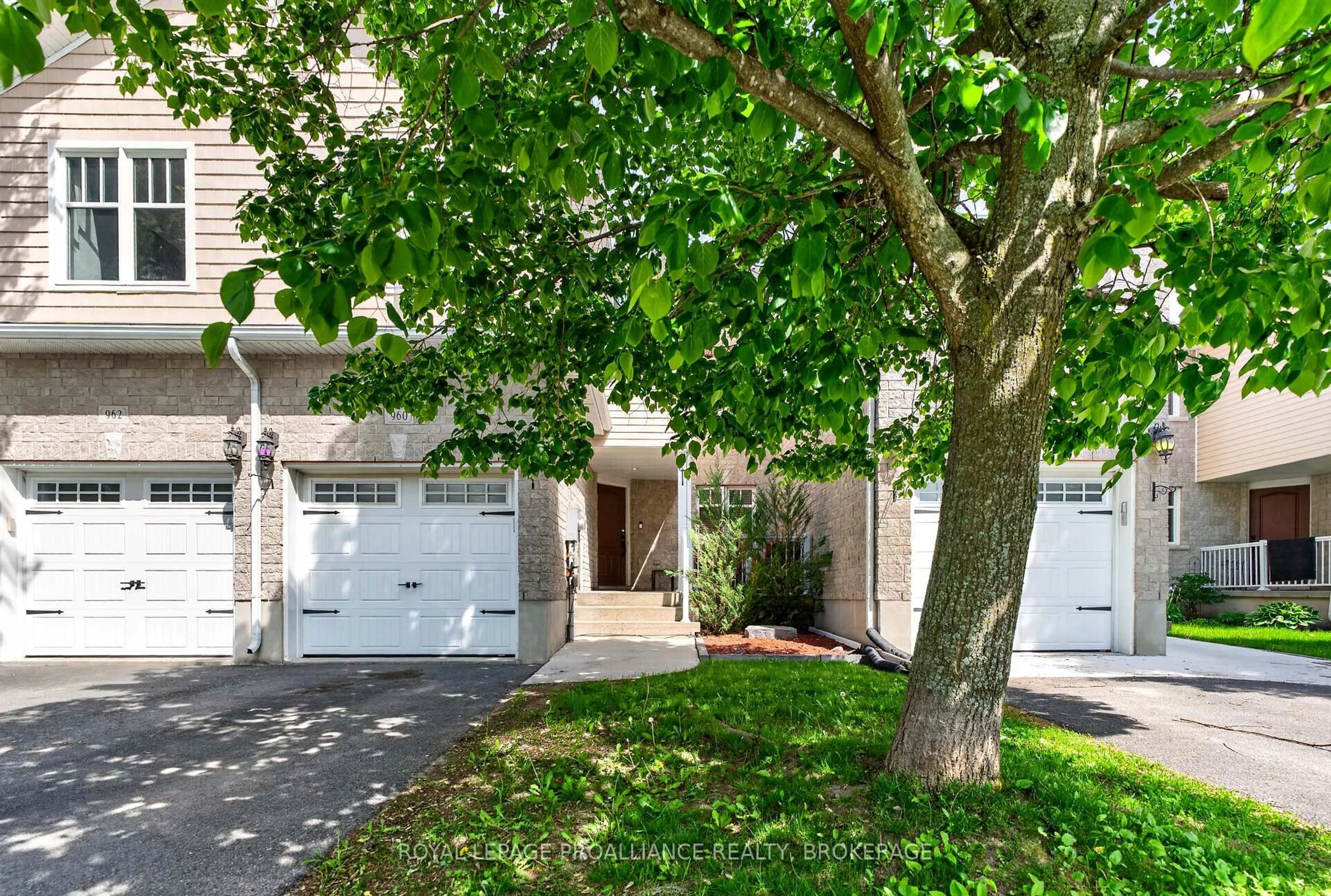 A pic from outside/outdoor area/front of a property/back of a property/a pic from drone, street for 960 Swanfield St, Kingston Ontario K7M 0A5