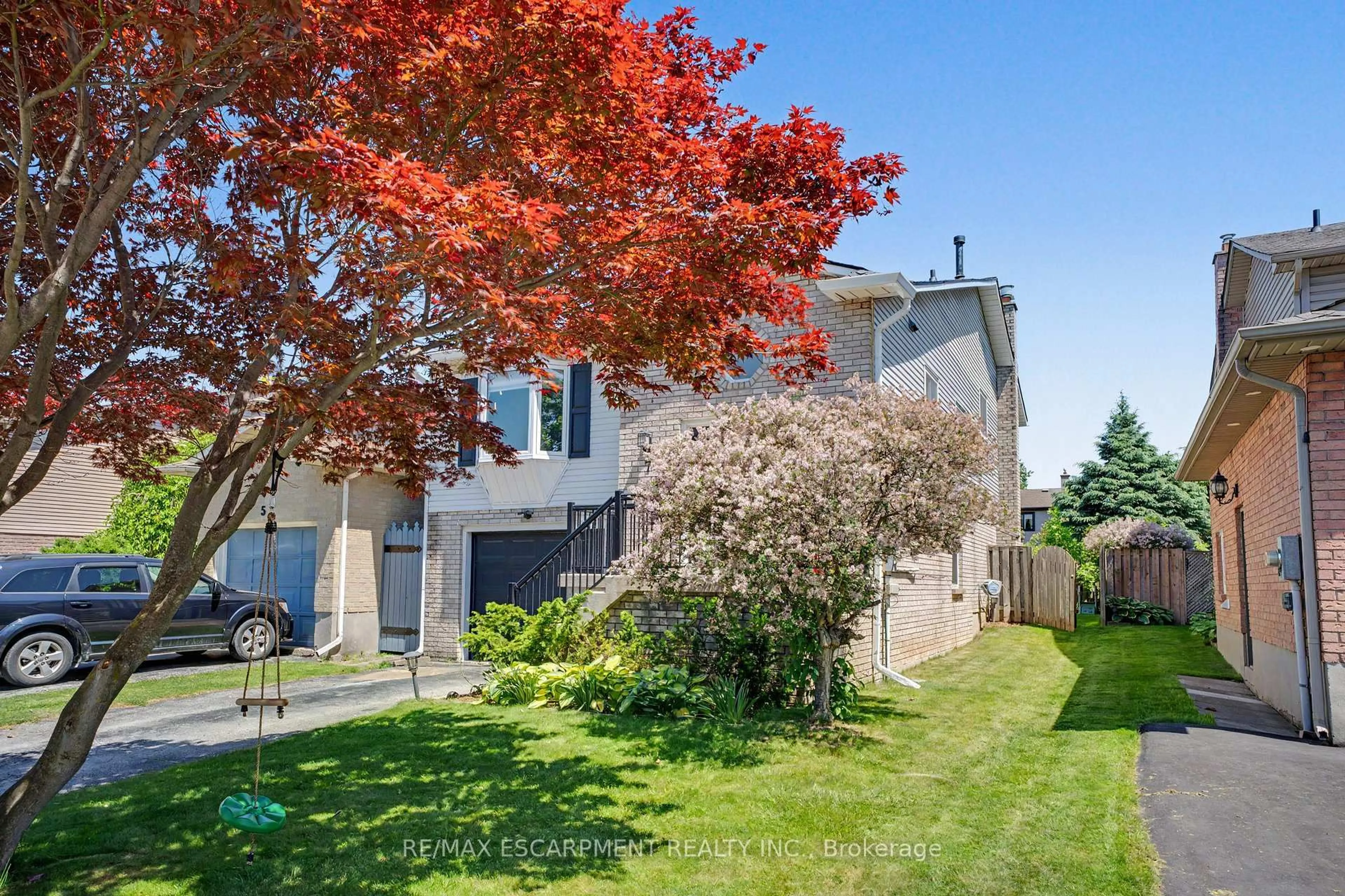 A pic from outside/outdoor area/front of a property/back of a property/a pic from drone, street for 7 Rembrandt Dr, Grimsby Ontario L3M 4Z6