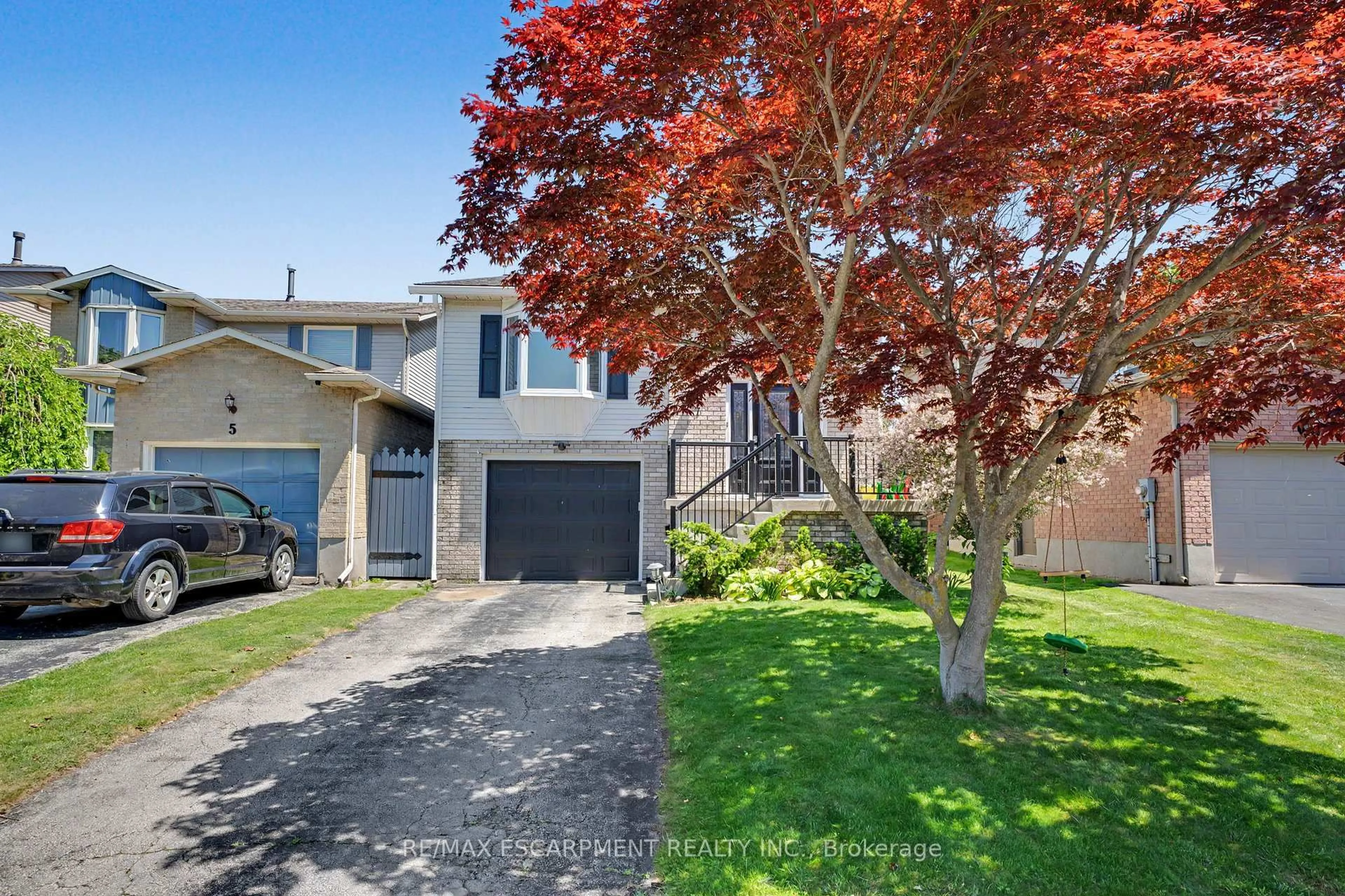 A pic from outside/outdoor area/front of a property/back of a property/a pic from drone, street for 7 Rembrandt Dr, Grimsby Ontario L3M 4Z6
