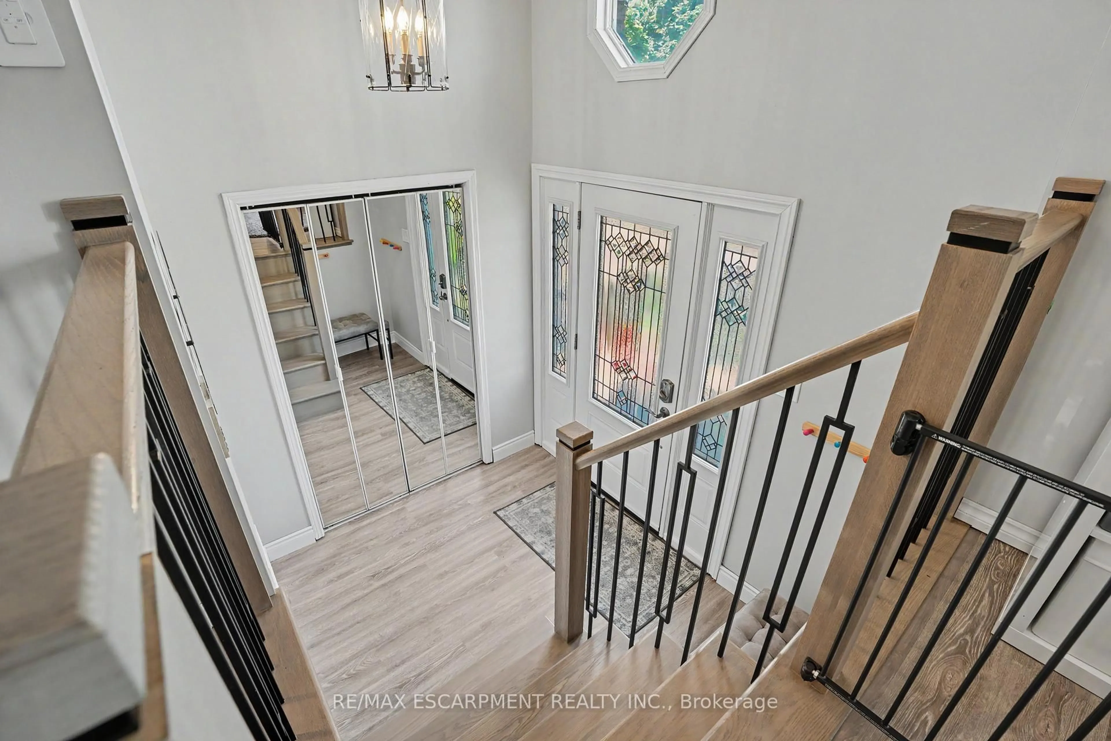 Indoor entryway for 7 Rembrandt Dr, Grimsby Ontario L3M 4Z6