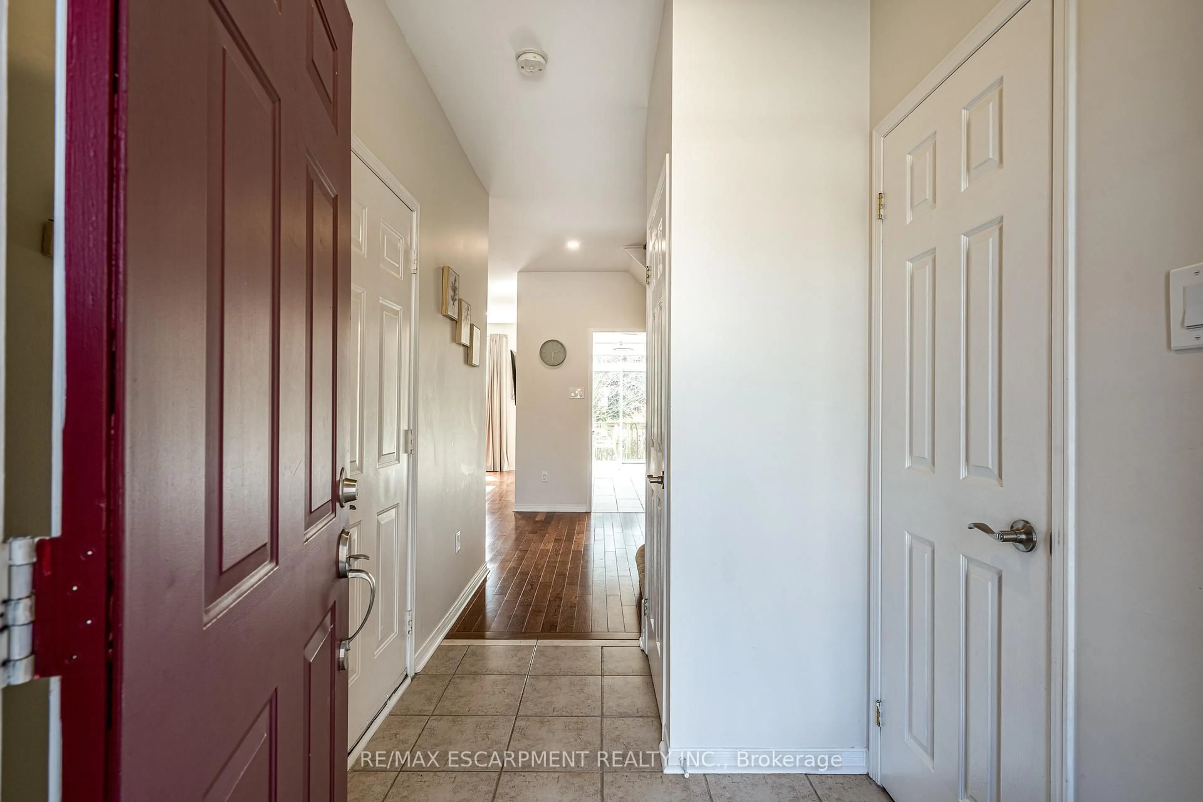Indoor entryway for 10 Davidson Blvd #24, Hamilton Ontario L9H 7N9