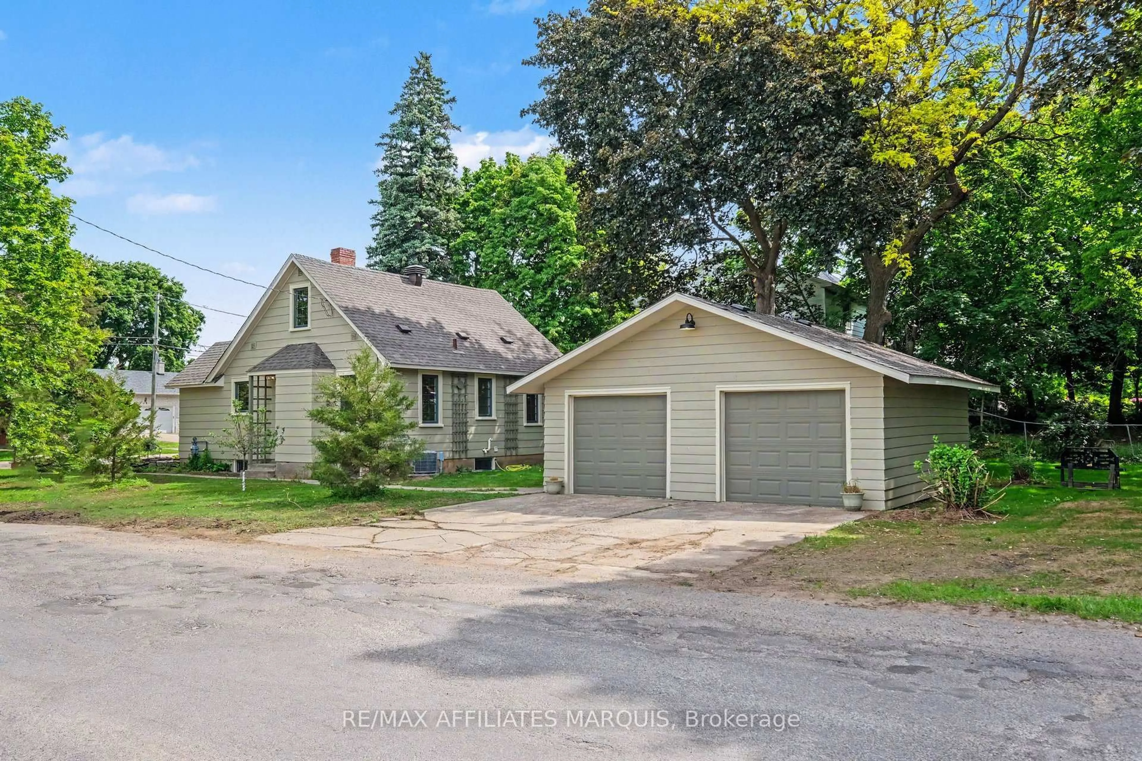 A pic from outside/outdoor area/front of a property/back of a property/a pic from drone, street for 55 Church St, Smiths Falls Ontario K7A 1R1