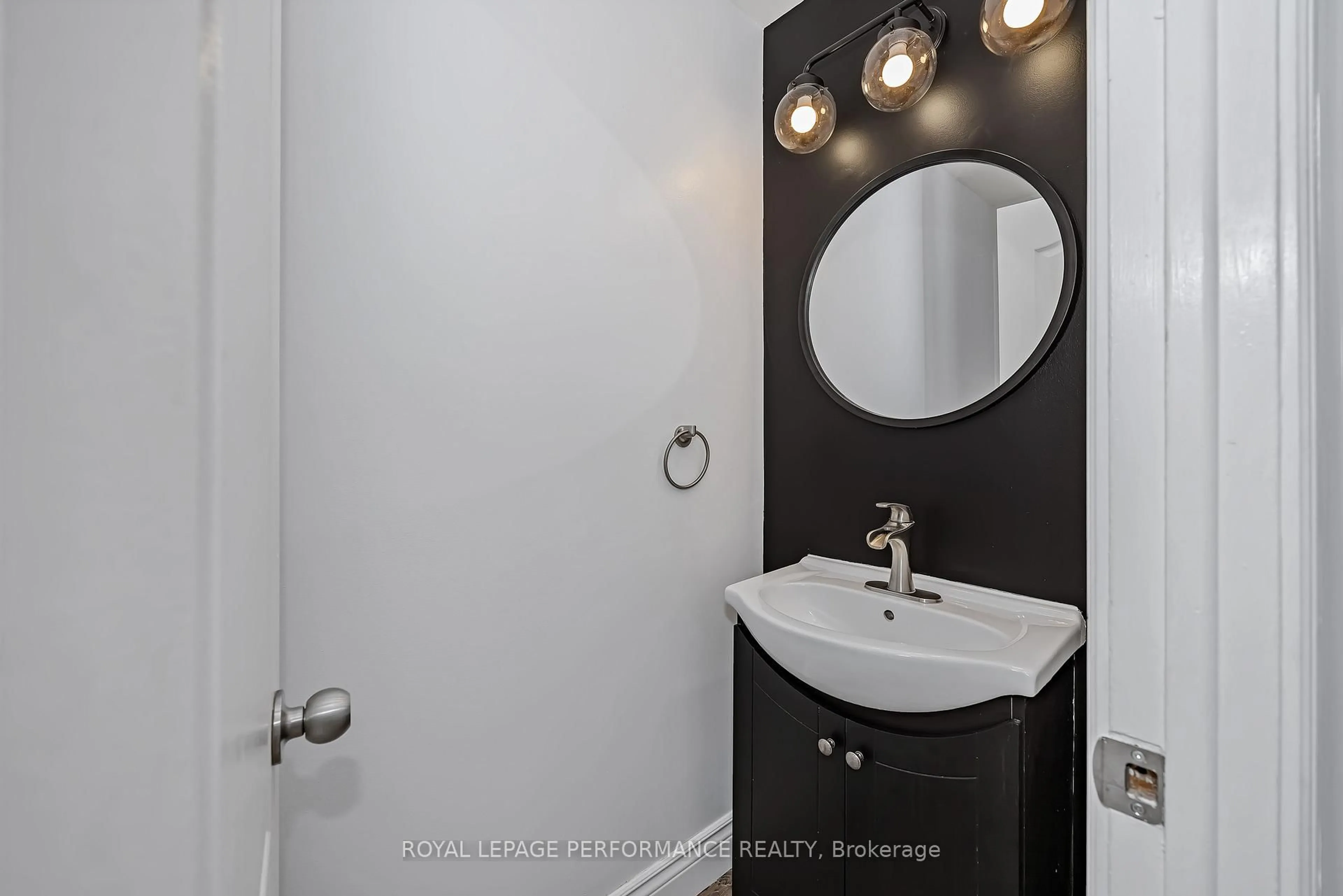Standard bathroom, ceramic/tile floor for 1780 Lamoureux Dr #A, Ottawa Ontario K1E 2N4